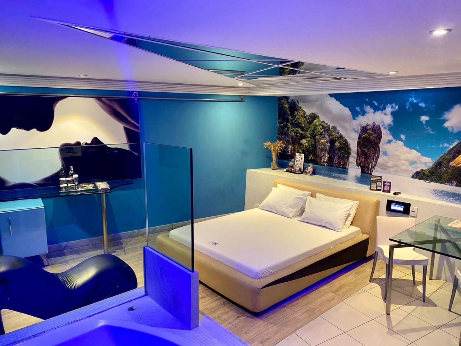 Suite with Hot Tub - Photo 1