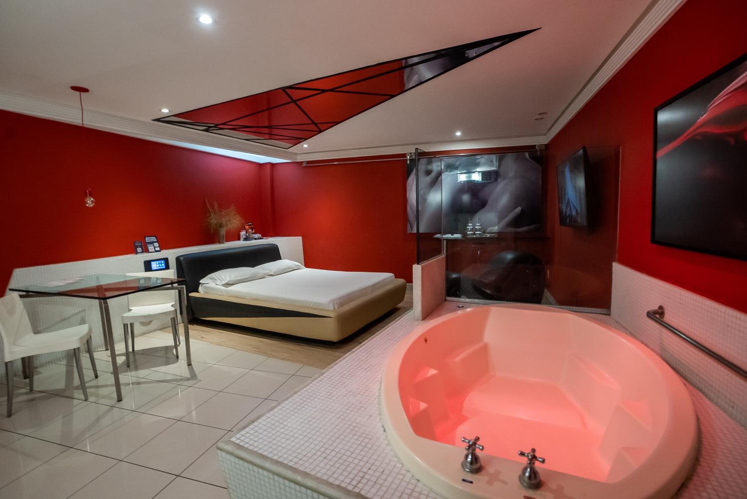 Suite with Hot Tub - Photo 3