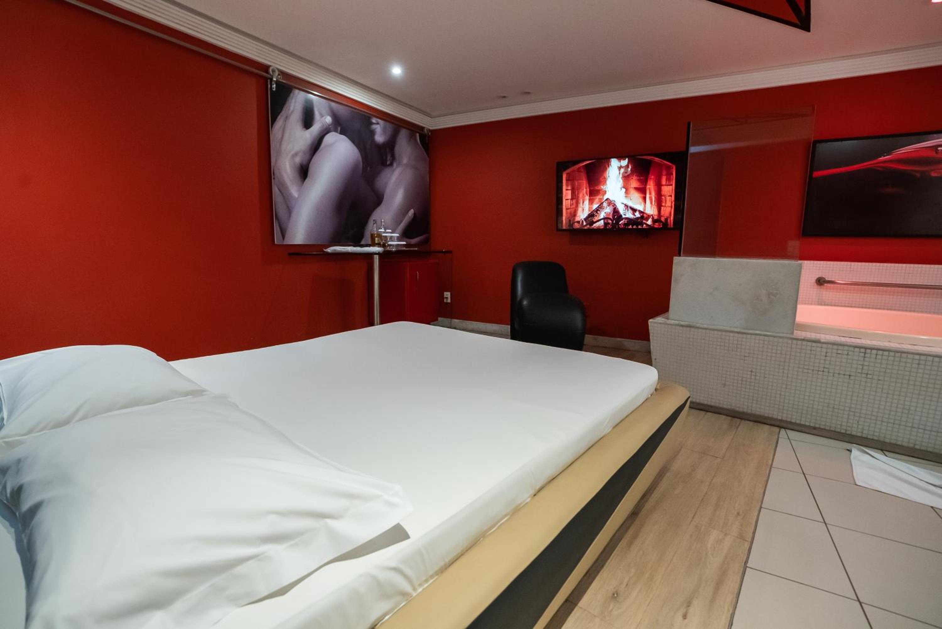 Suite with Hot Tub - Photo 5