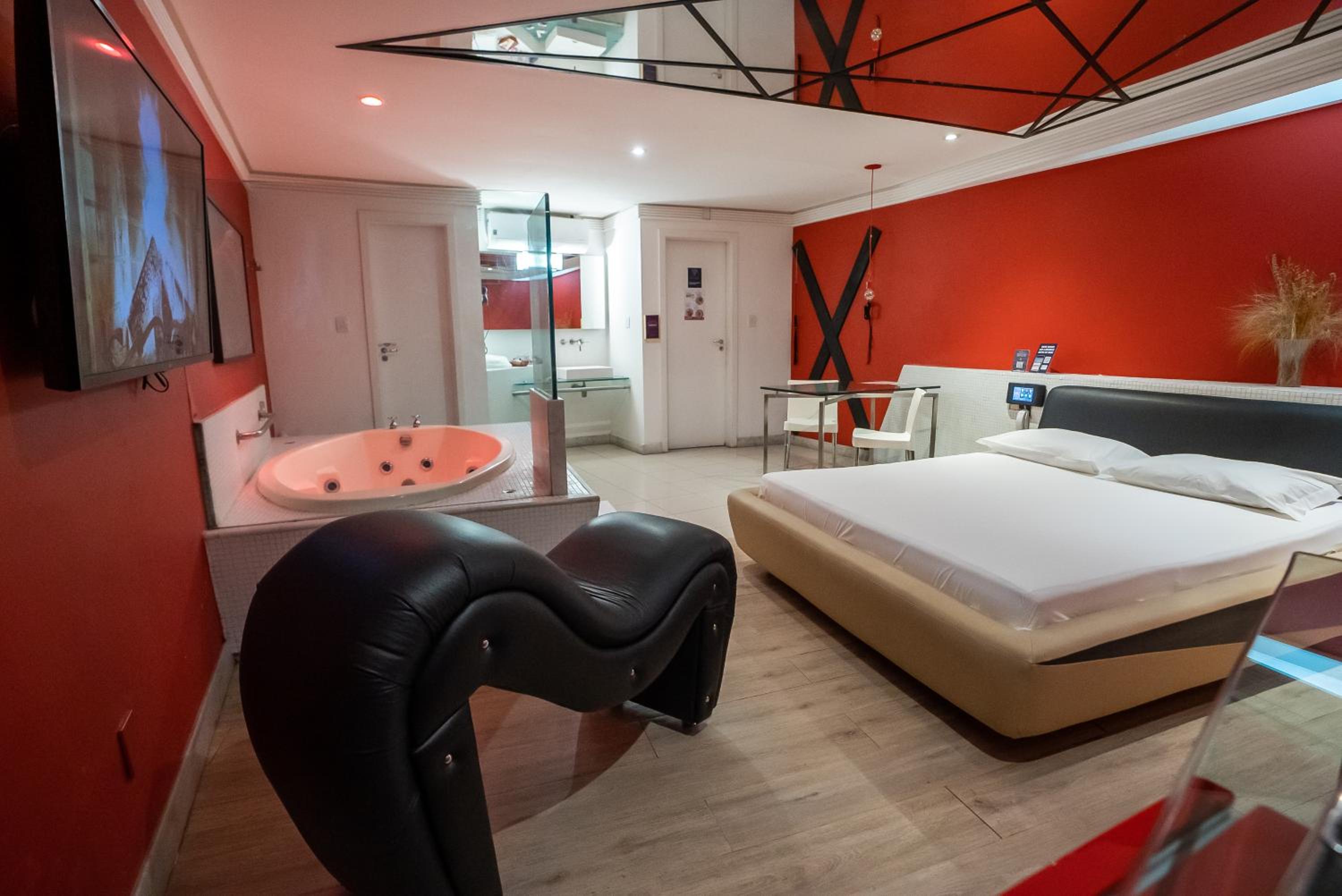 Suite with Hot Tub - Photo 4