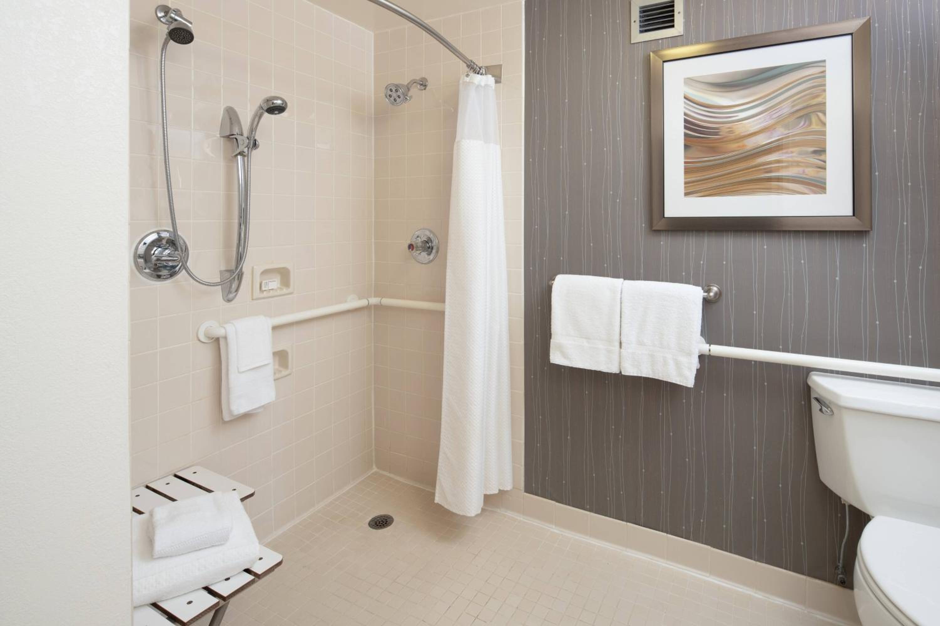 Queen Room with Two Queen Beds - Photo 9