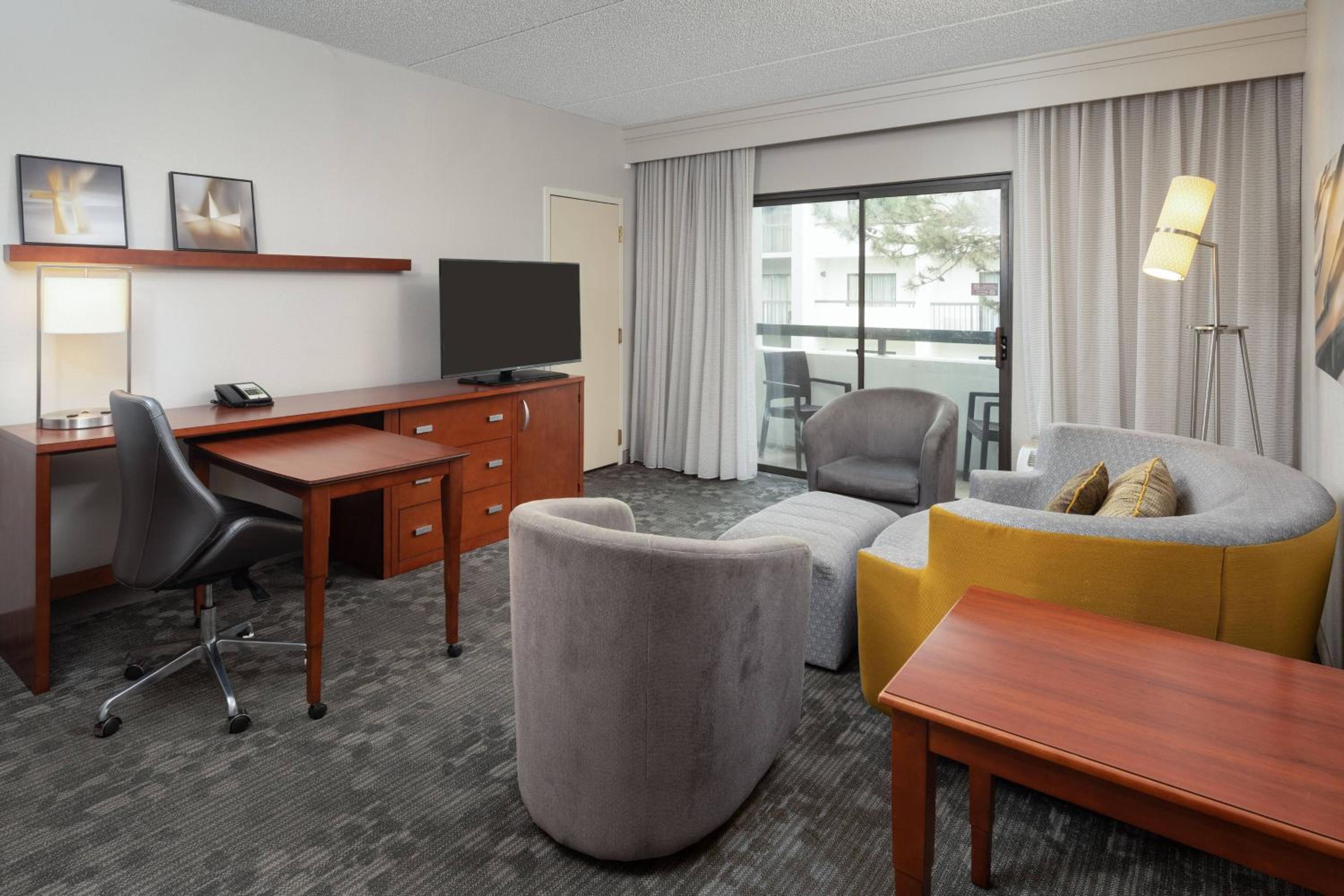 One-Bedroom Family Queen Suite with Two Queen Beds and Sofa Bed - Photo 3
