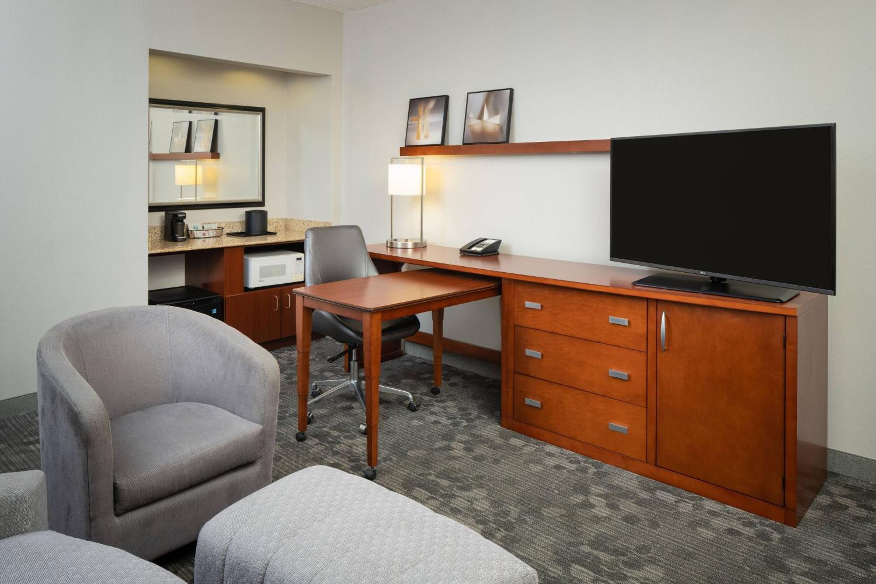 One-Bedroom Family Queen Suite with Two Queen Beds and Sofa Bed - Photo 5