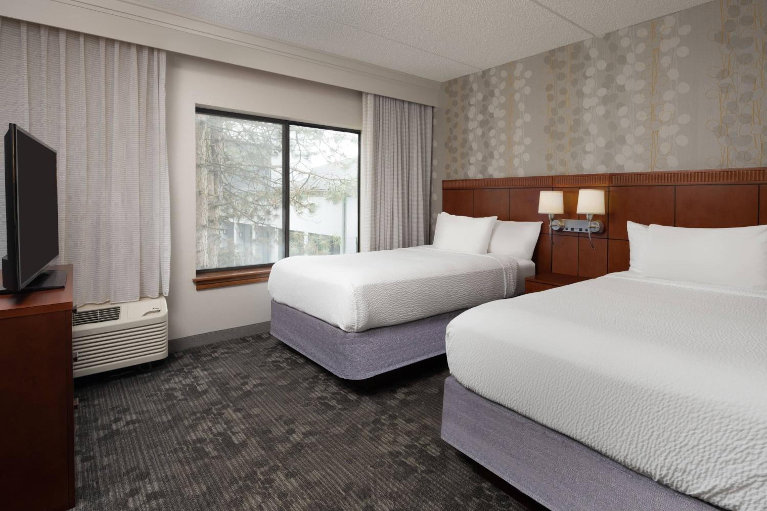 One-Bedroom Family Queen Suite with Two Queen Beds and Sofa Bed - Photo 6