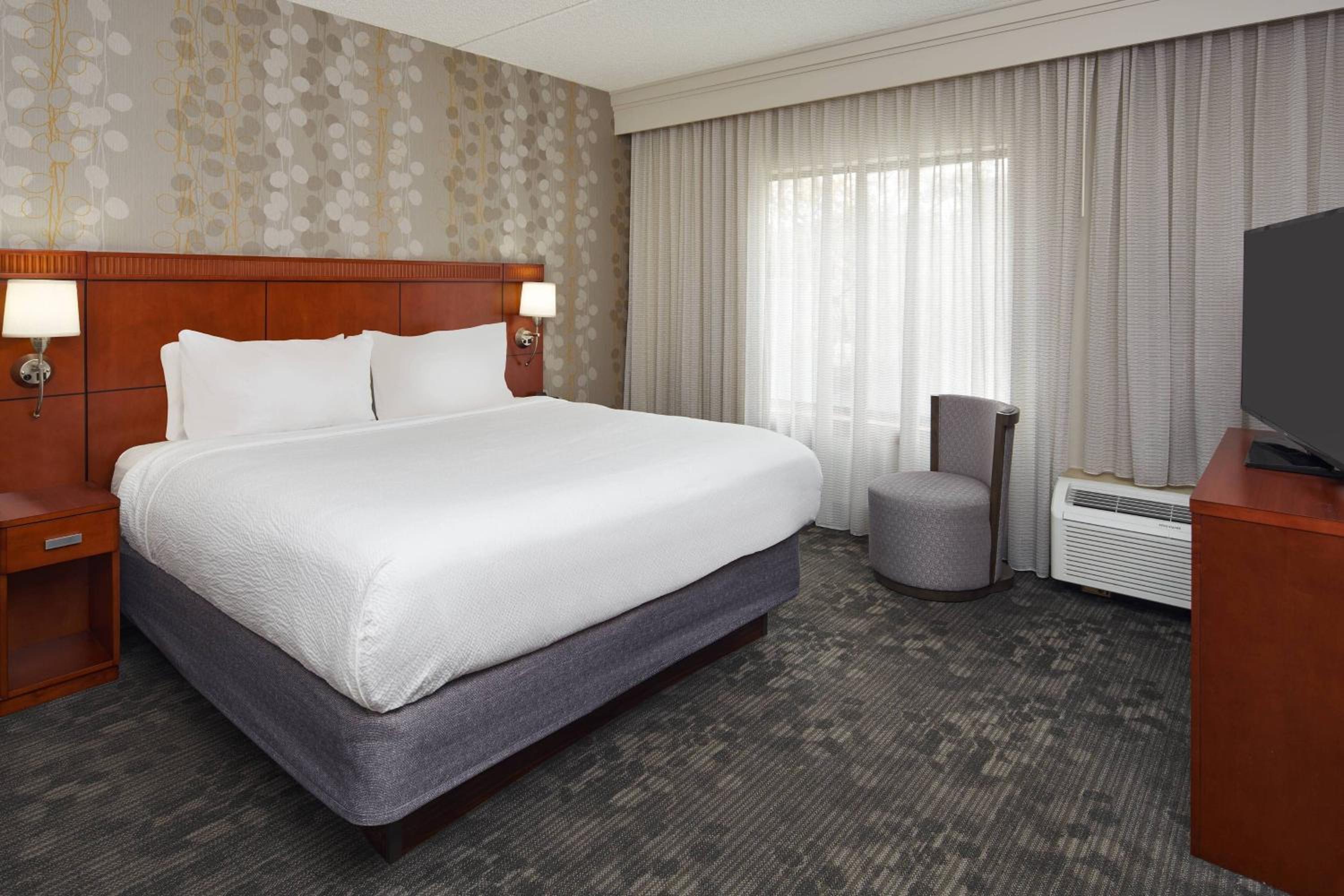 One-Bedroom King Suite with Sofa Bed - Photo 7