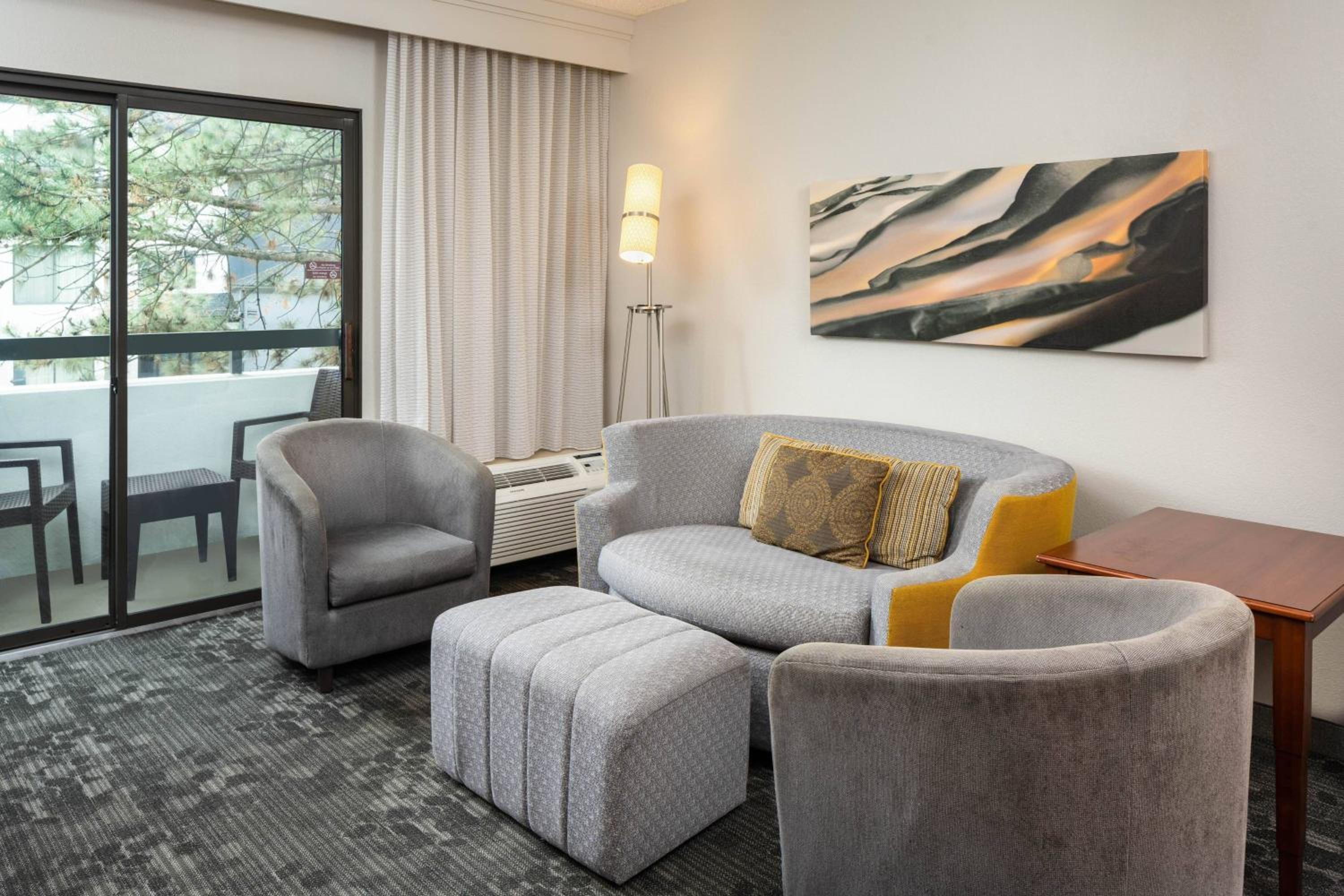 One-Bedroom Family Queen Suite with Two Queen Beds and Sofa Bed - Photo 4