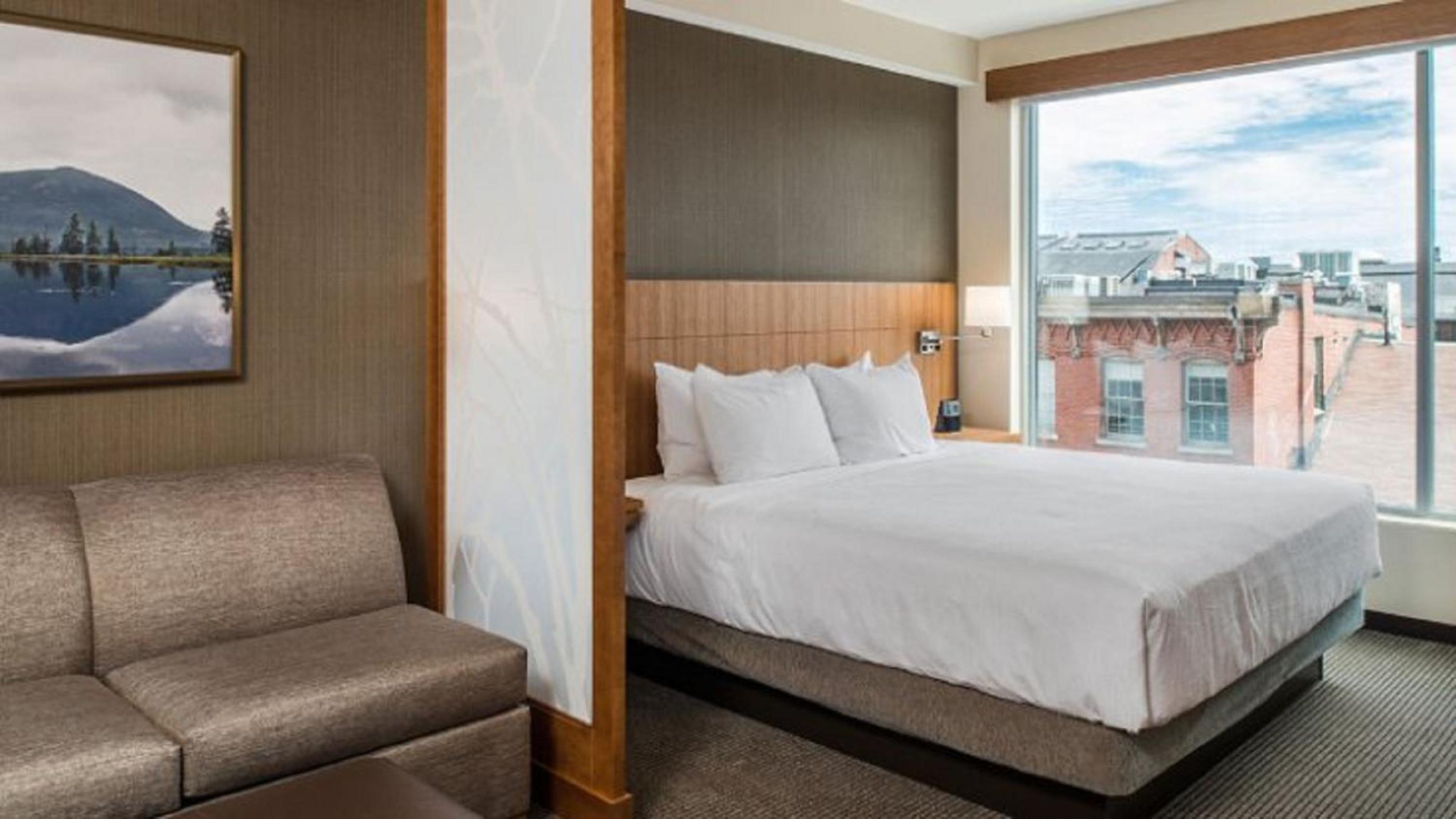 One-Bedroom King Suite with Sofa Bed, Balcony and Bay View thumbnail 6