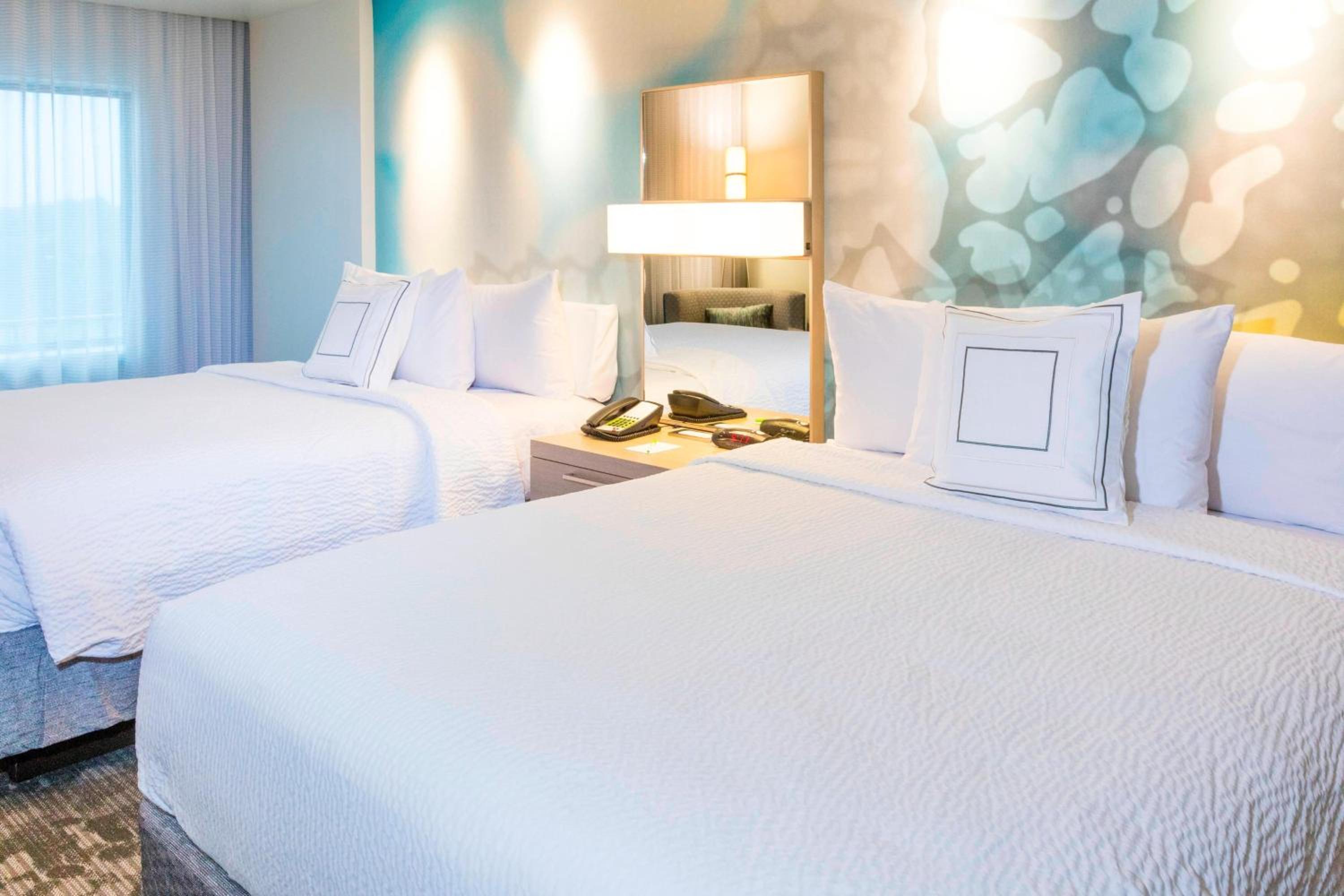 Guest room, 2 Queen, Street view (Mobility Accessible w/ Roll-in Shower)