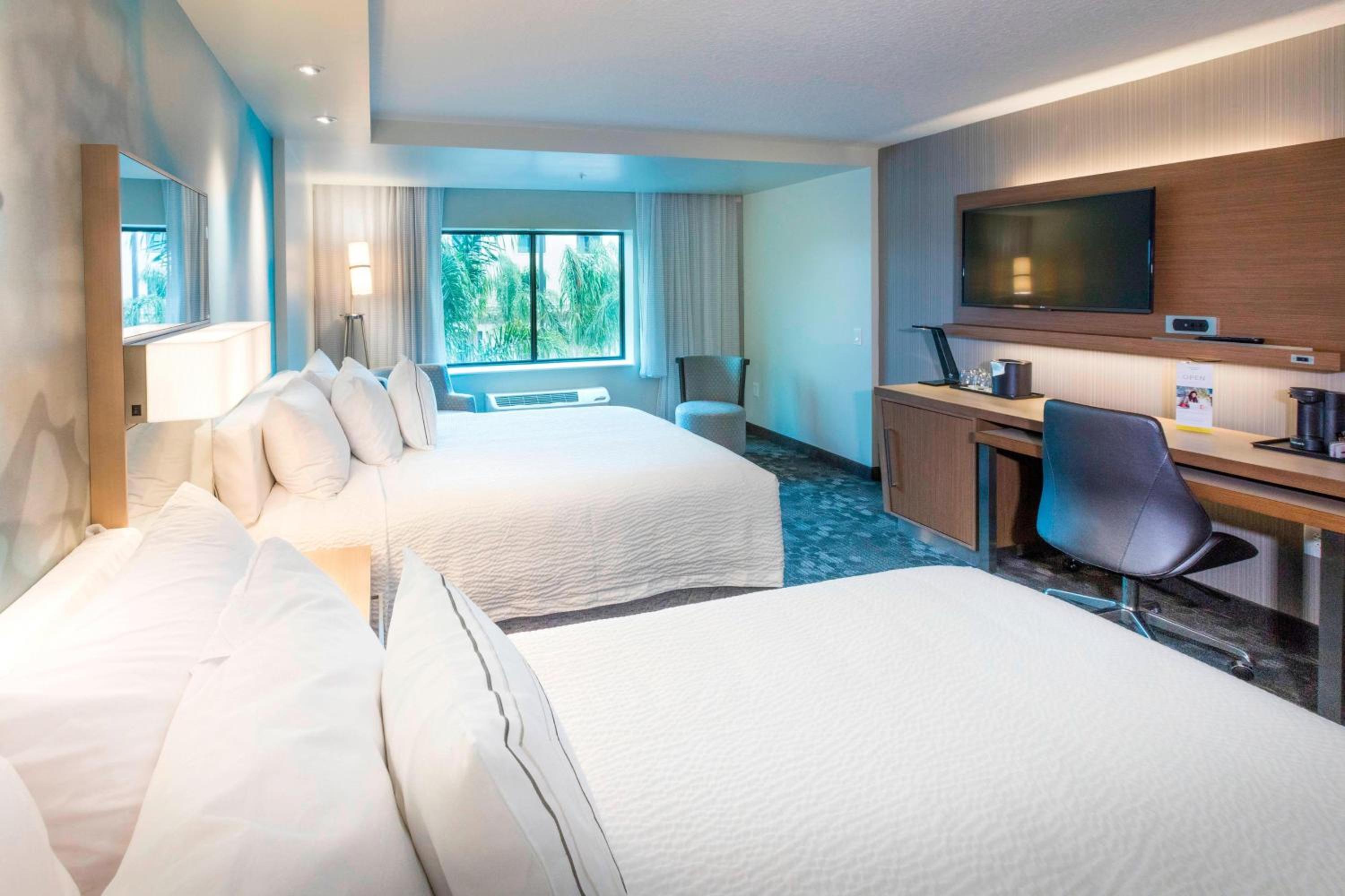 Deluxe Guest room, 2 Queen, Courtyard view (Hearing Accessible)