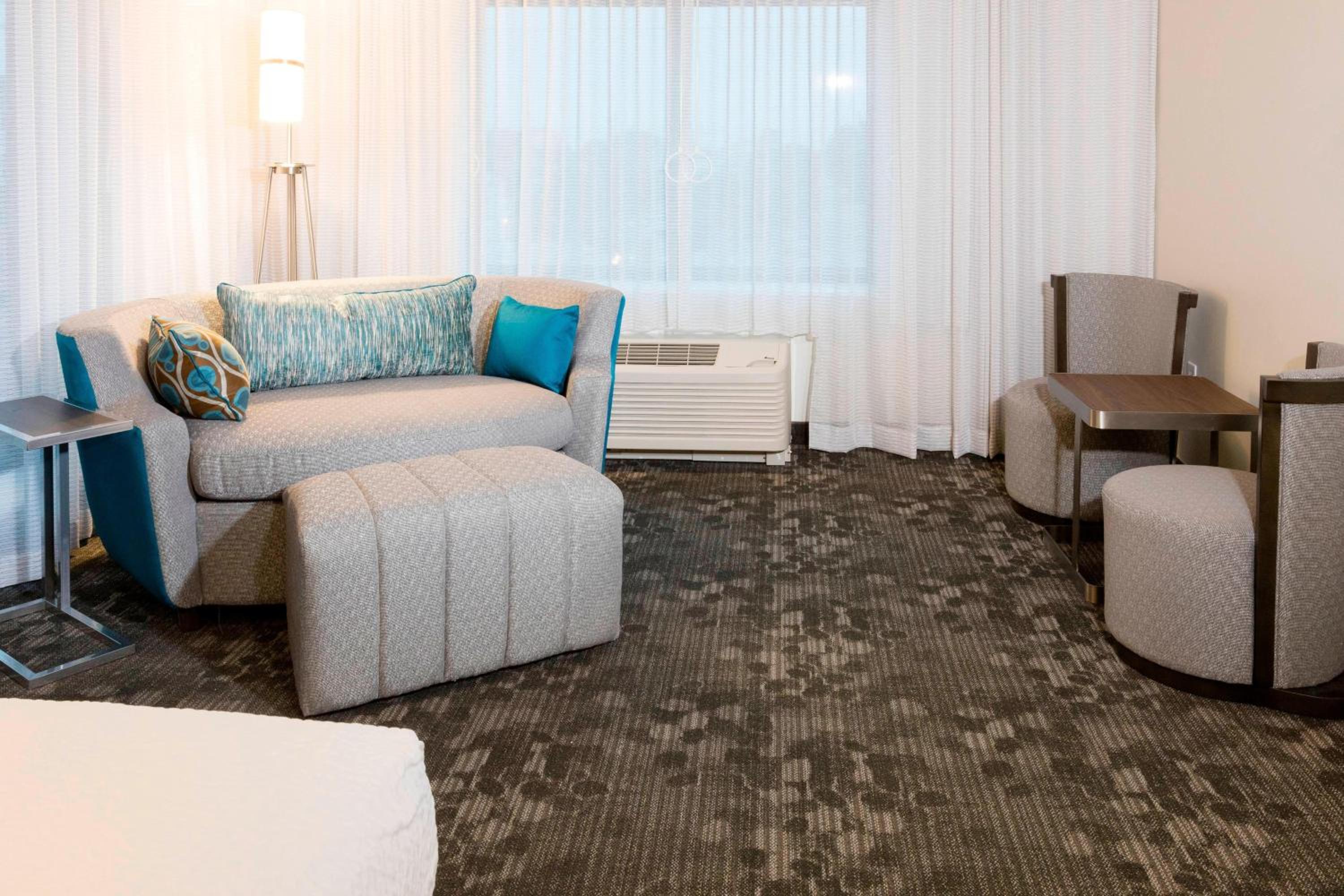 Executive Suite, 2 Queen, Street view (Mobility Accessible w/ Roll-in Shower)