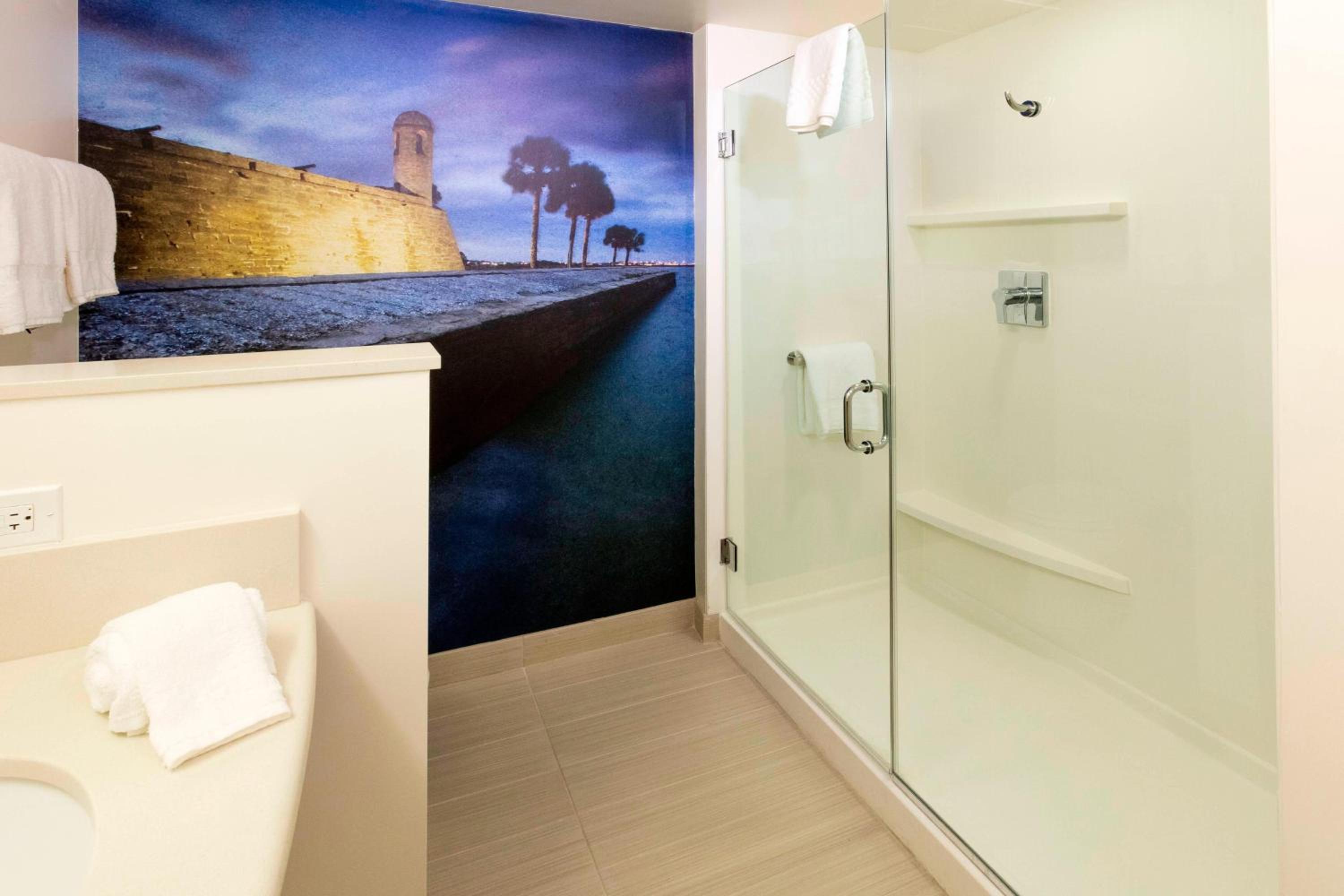 Guest room, 1 King, Street view (Mobility &amp; Hearing Accessible w/ Roll-in Shower)