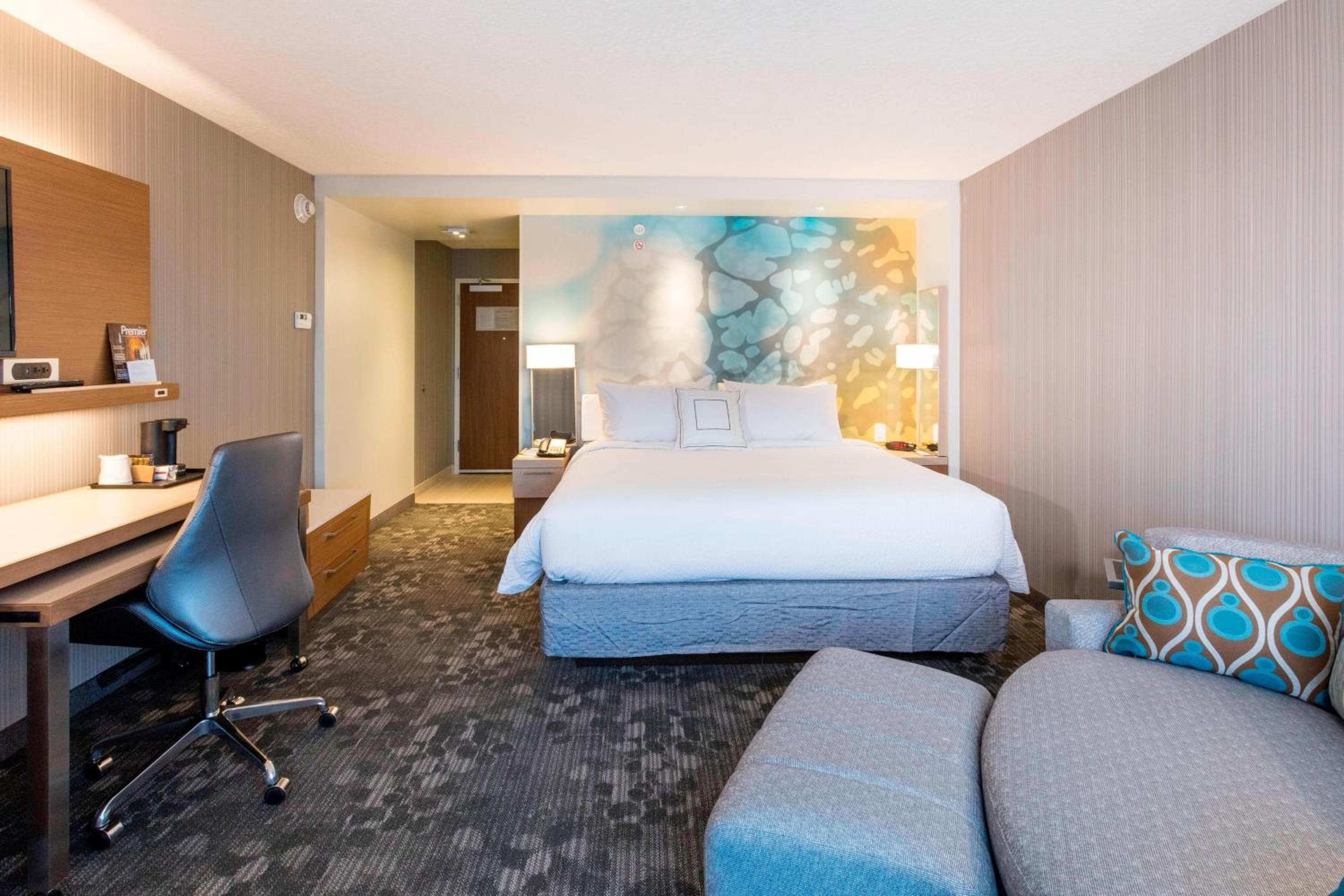 Guest room, 1 King, Street view (Mobility &amp; Hearing Accessible w/ Tub)