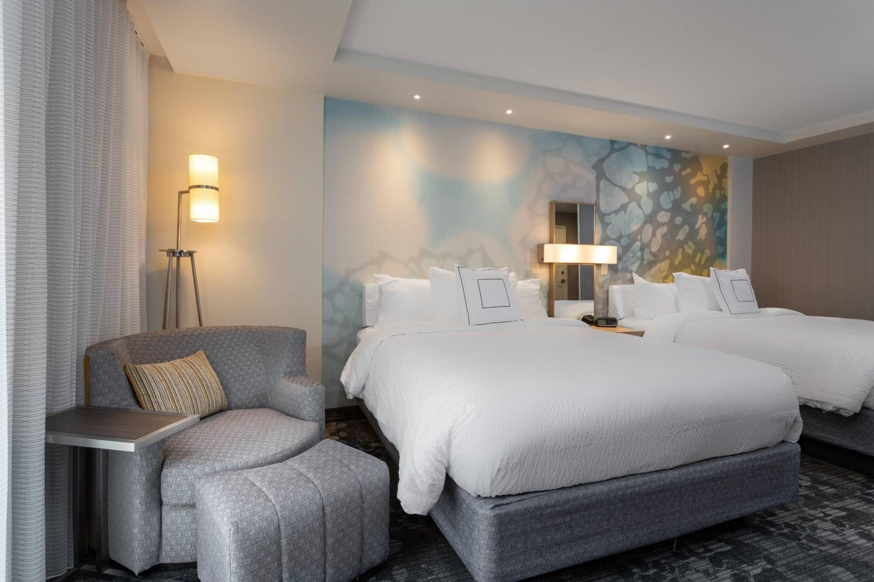 Queen Room with Two Queen Beds and Adapted Tub - Mobility Accessible - Photo 2