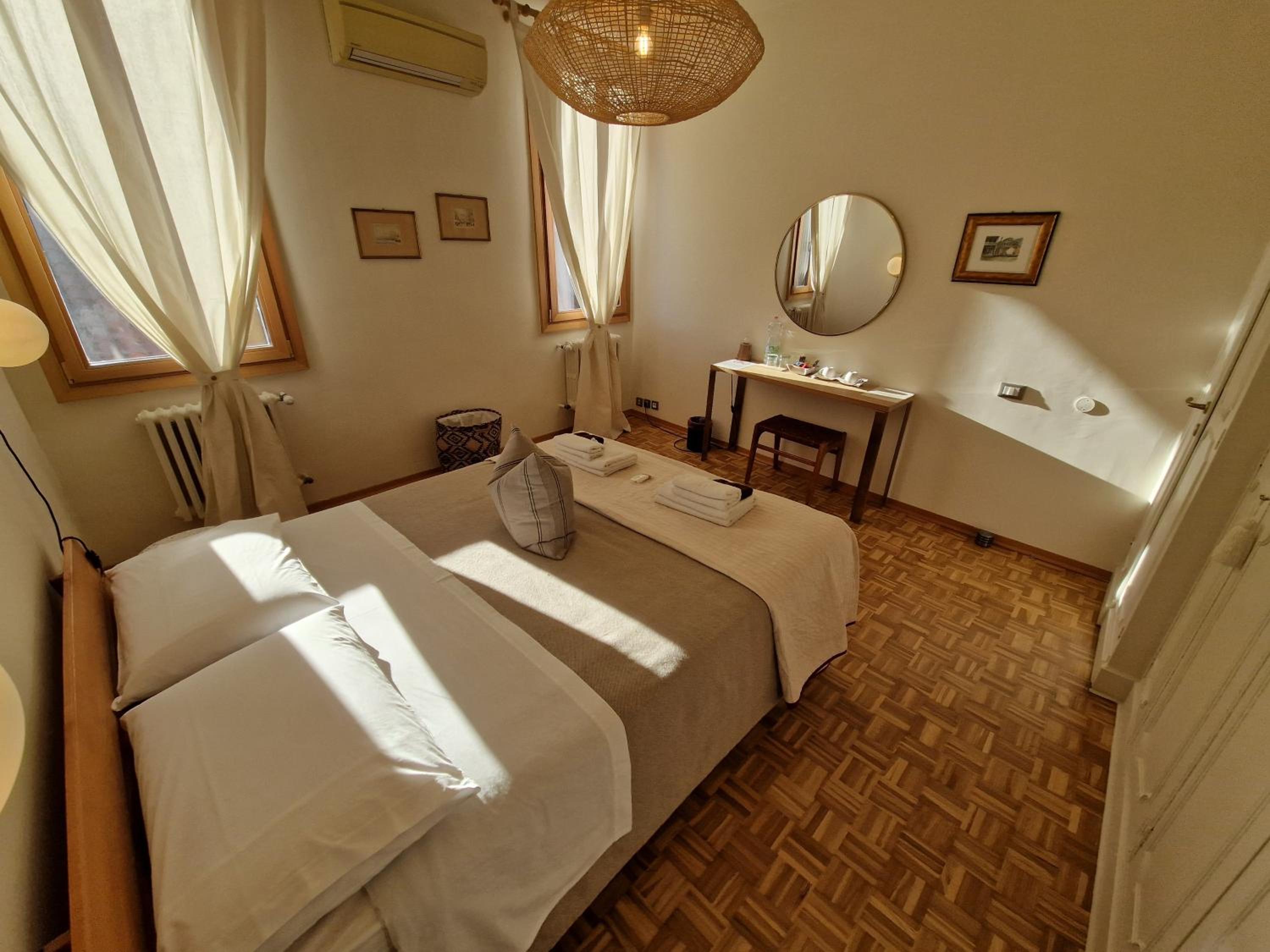 Standard Double Room with Shared Bathroom photo 1