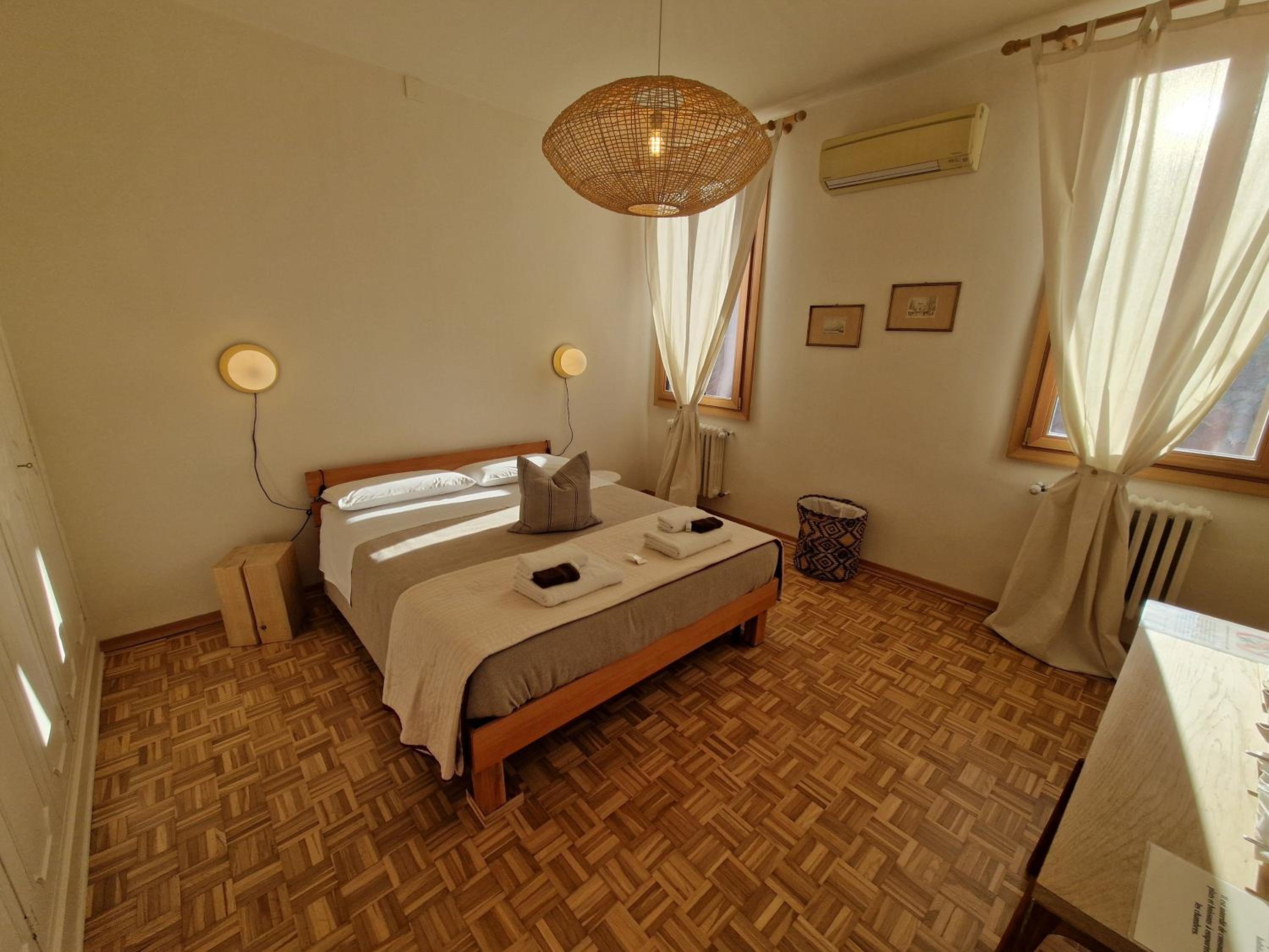 Standard Double Room with Shared Bathroom photo 2