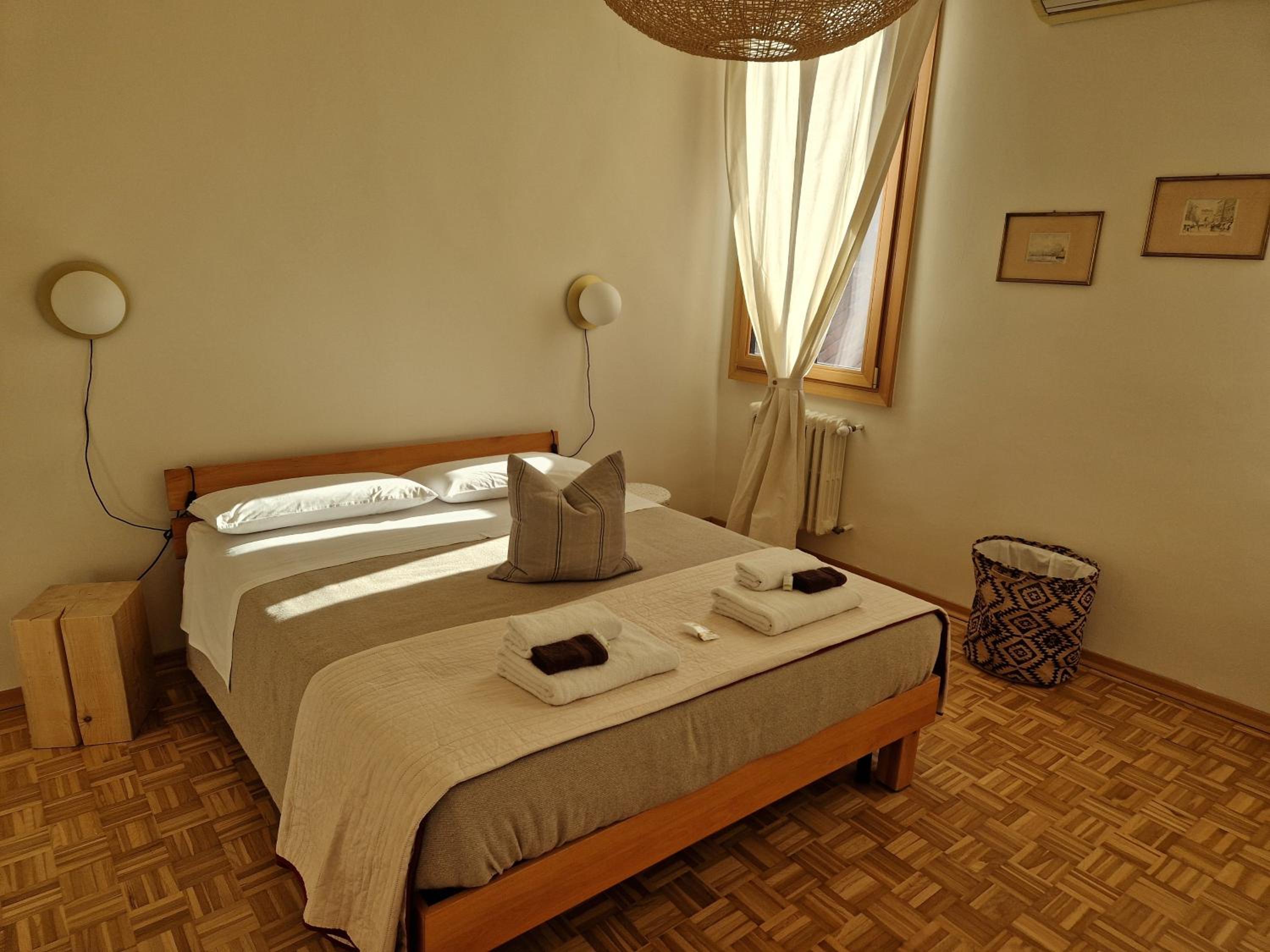 Standard Double Room with Shared Bathroom photo 3