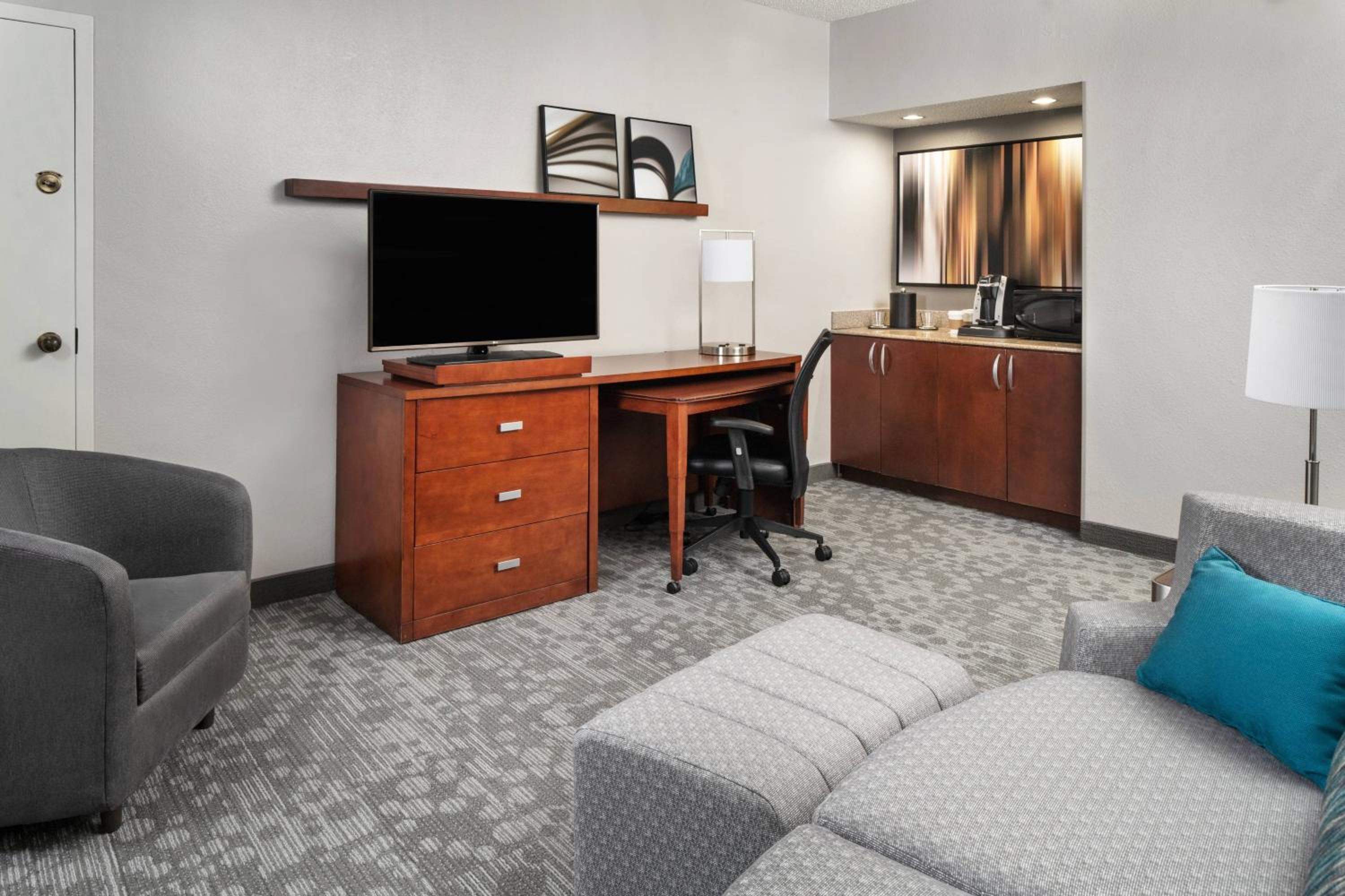 One-Bedroom Suite with Balcony - Photo 2