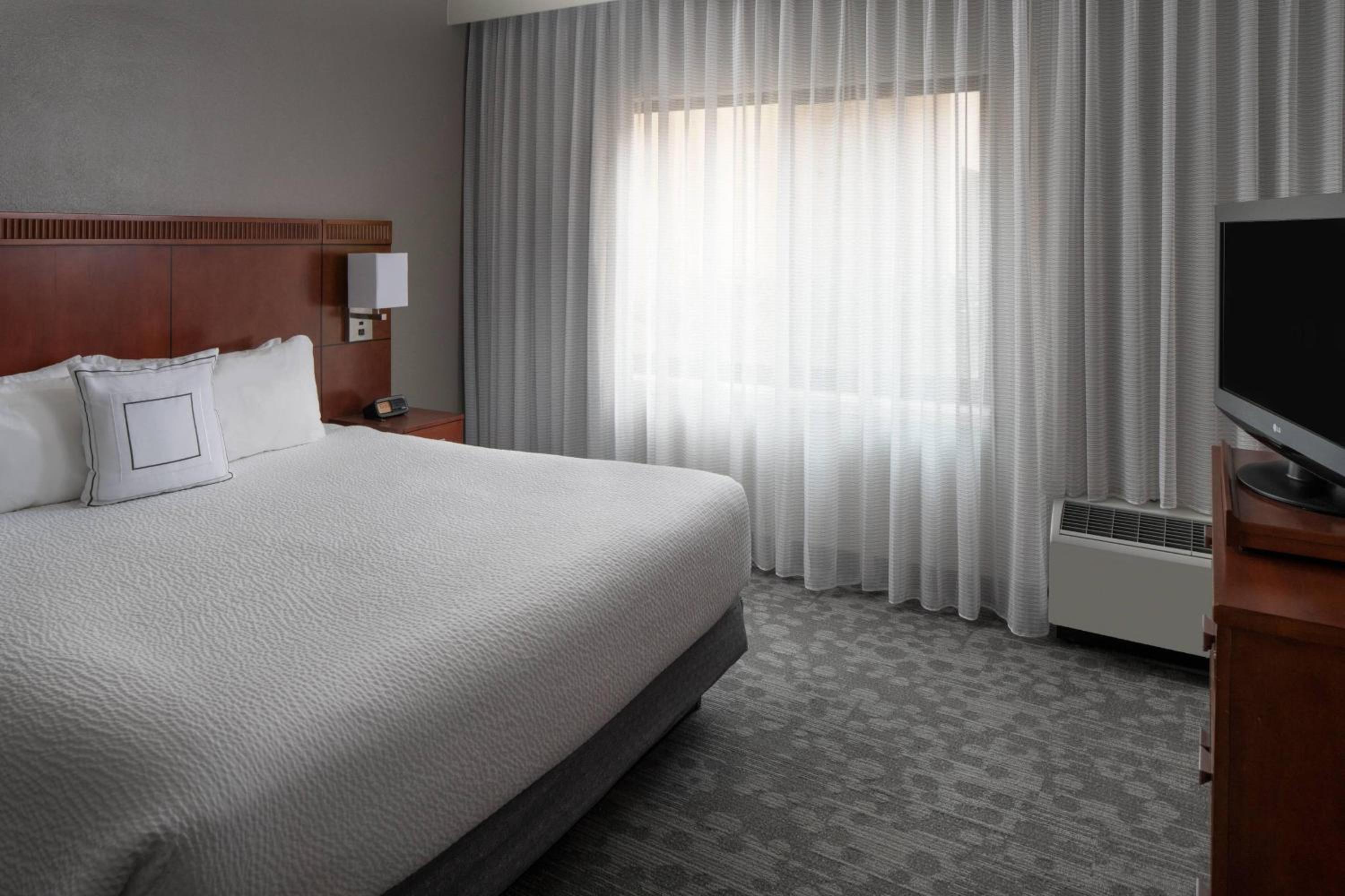 One-Bedroom Suite with Balcony - Photo 3