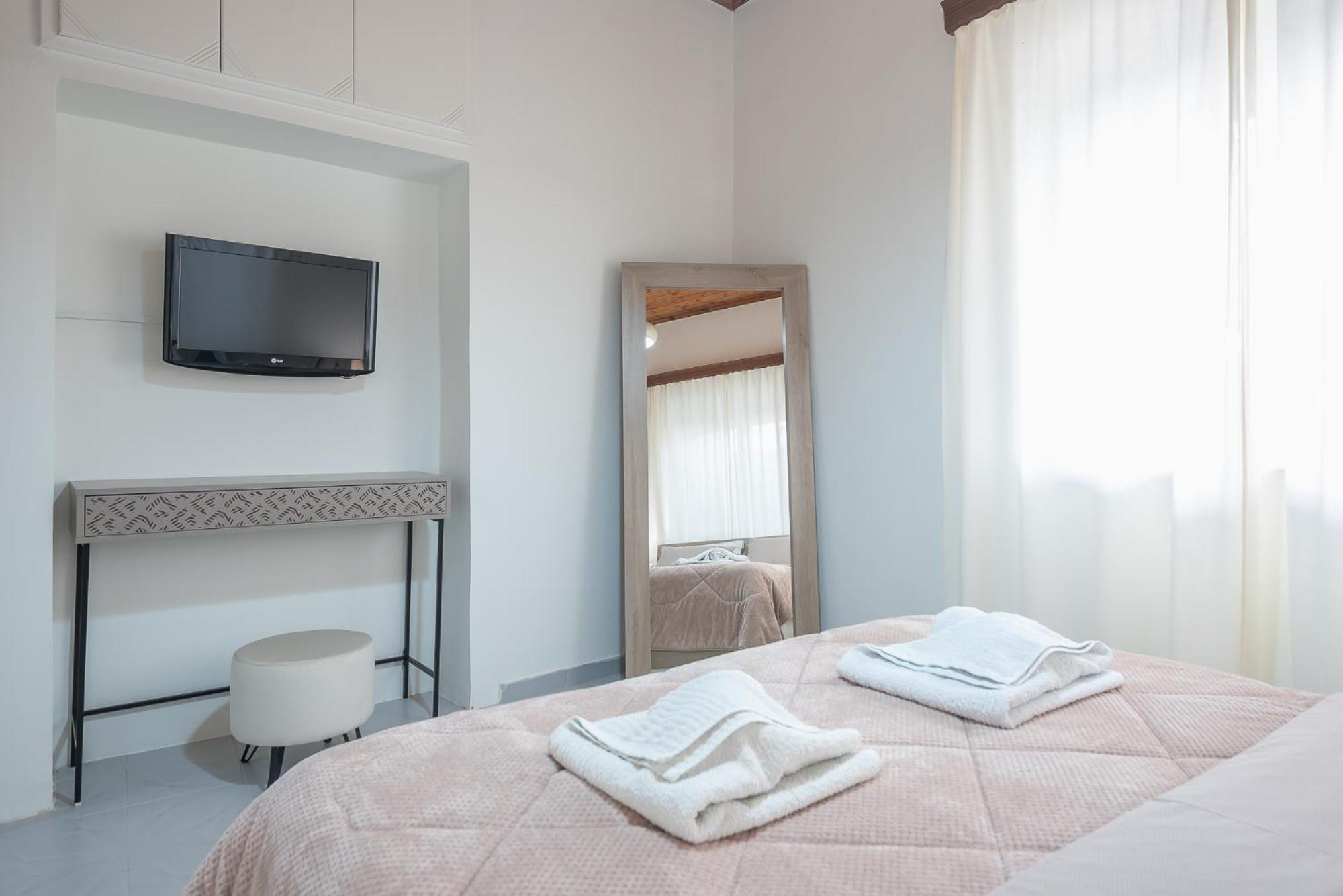 Two-Bedroom House - Photo 43