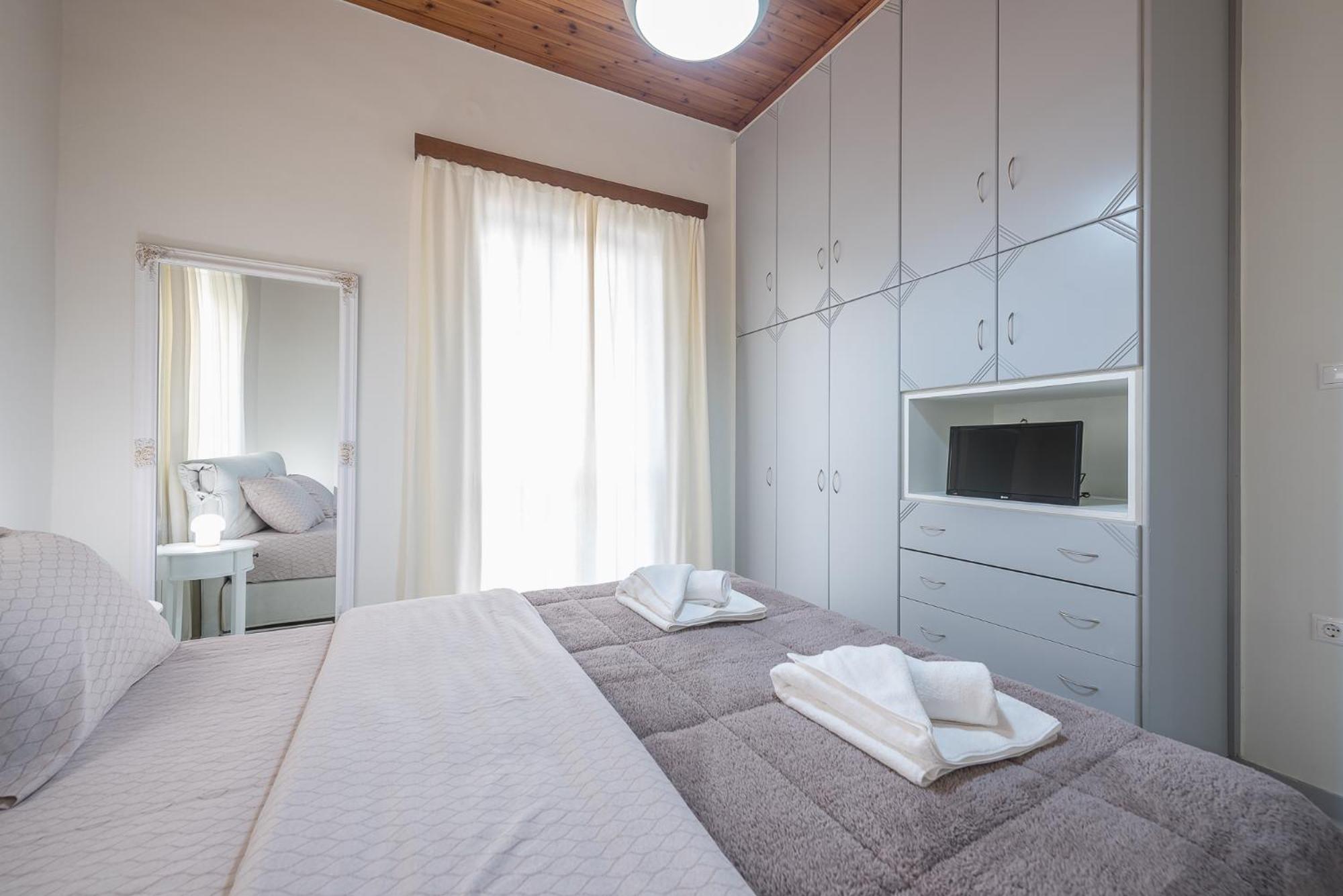 Two-Bedroom House - Photo 28