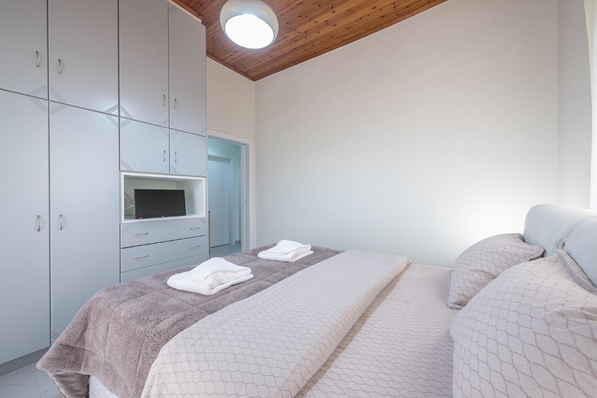 Two-Bedroom House - Photo 29