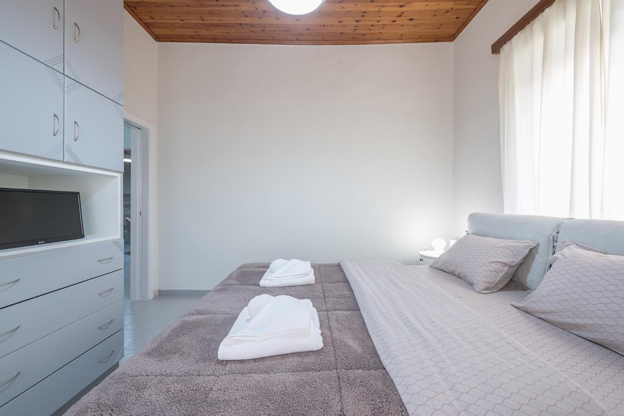Two-Bedroom House - Photo 30