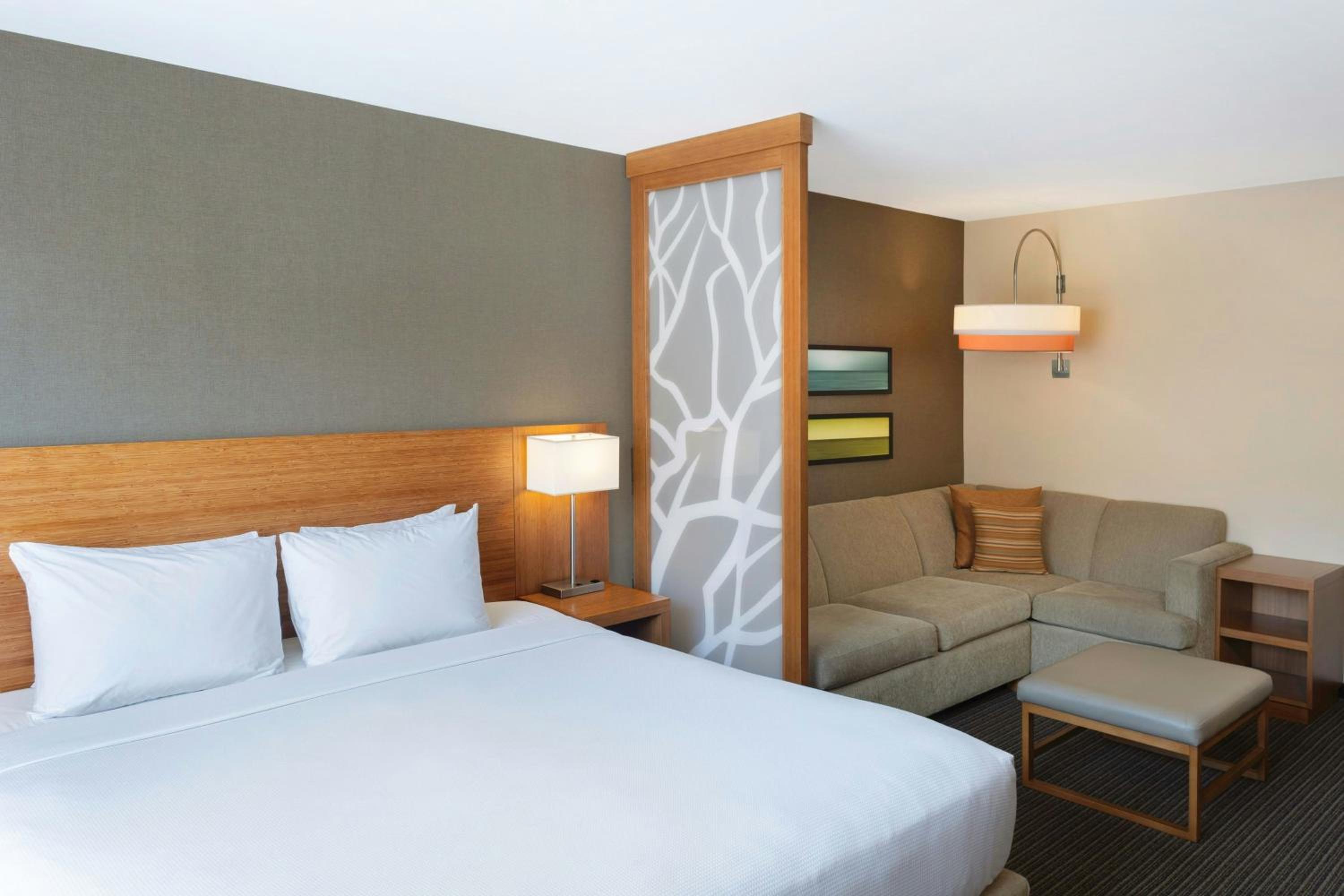 Premium Deluxe King Room with Marina View and Balcony photo 2