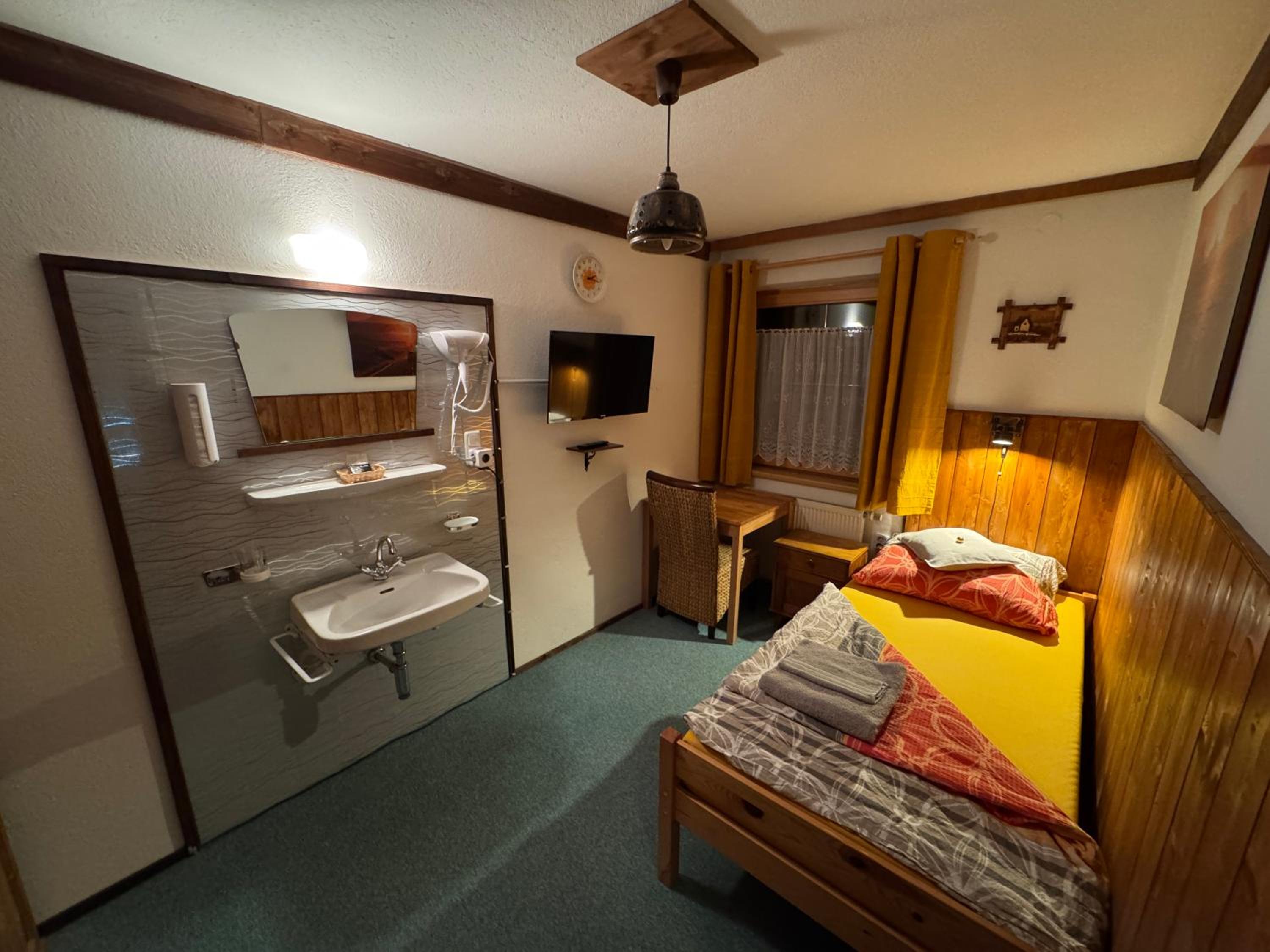 Single Room with Private External Bathroom