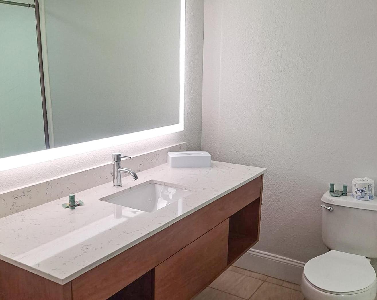 Queen Room with Two Queen Beds and Bath Tub - Disability Accessible