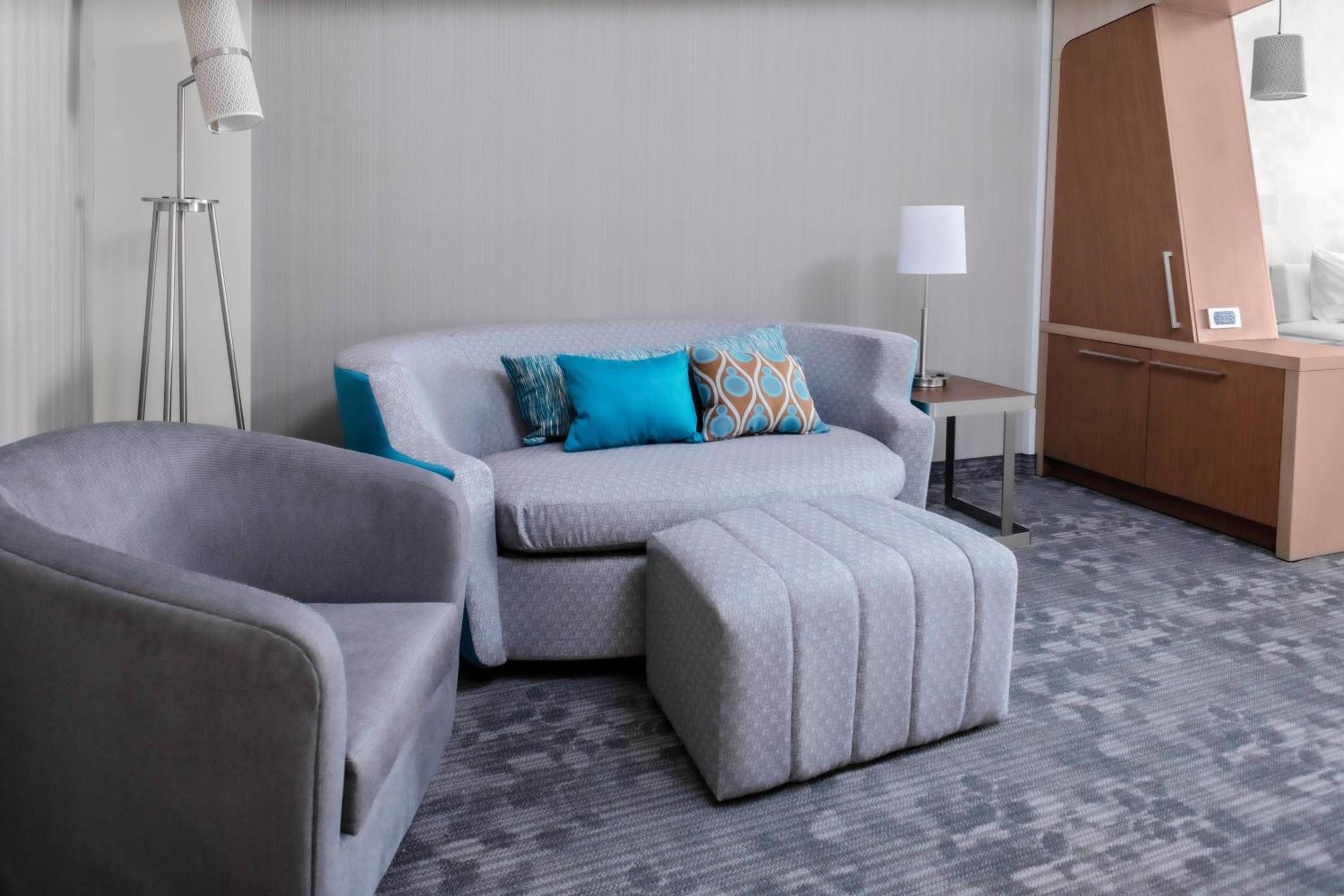 King Suite with Bathtub and Sofa Bed - Mobility Access photo 2