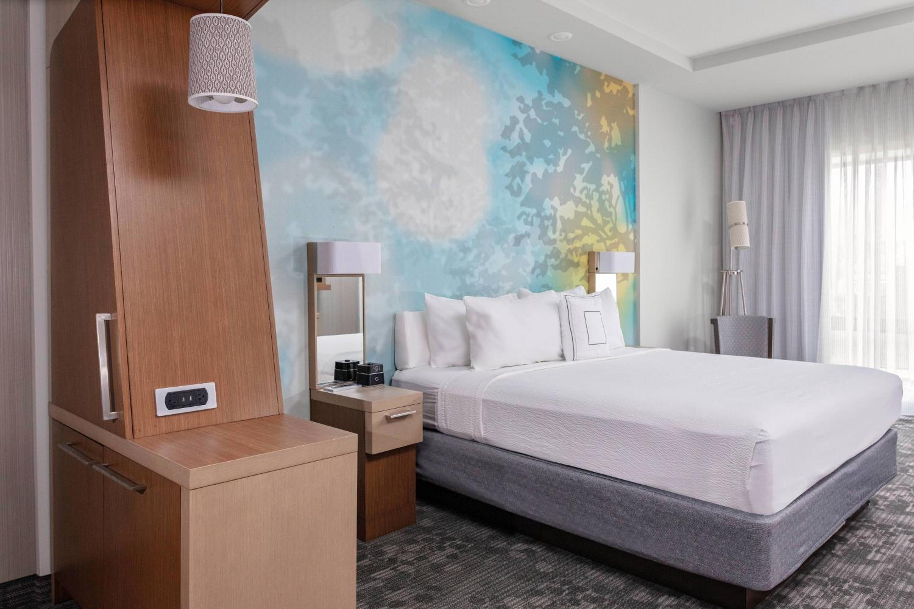 King Suite with Bathtub and Sofa Bed - Mobility Access photo 3