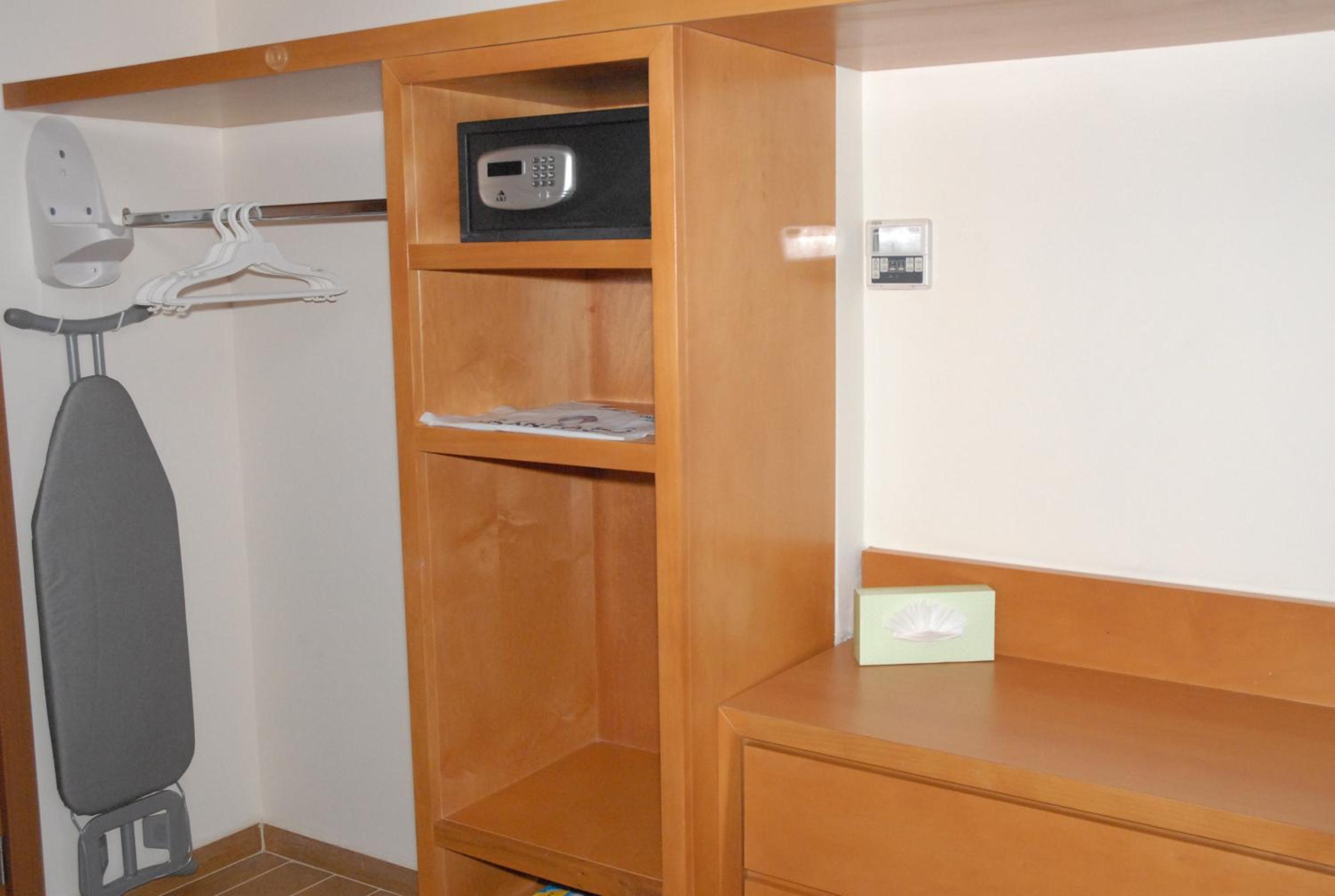 Executive Room - 1 King Bed photo 2