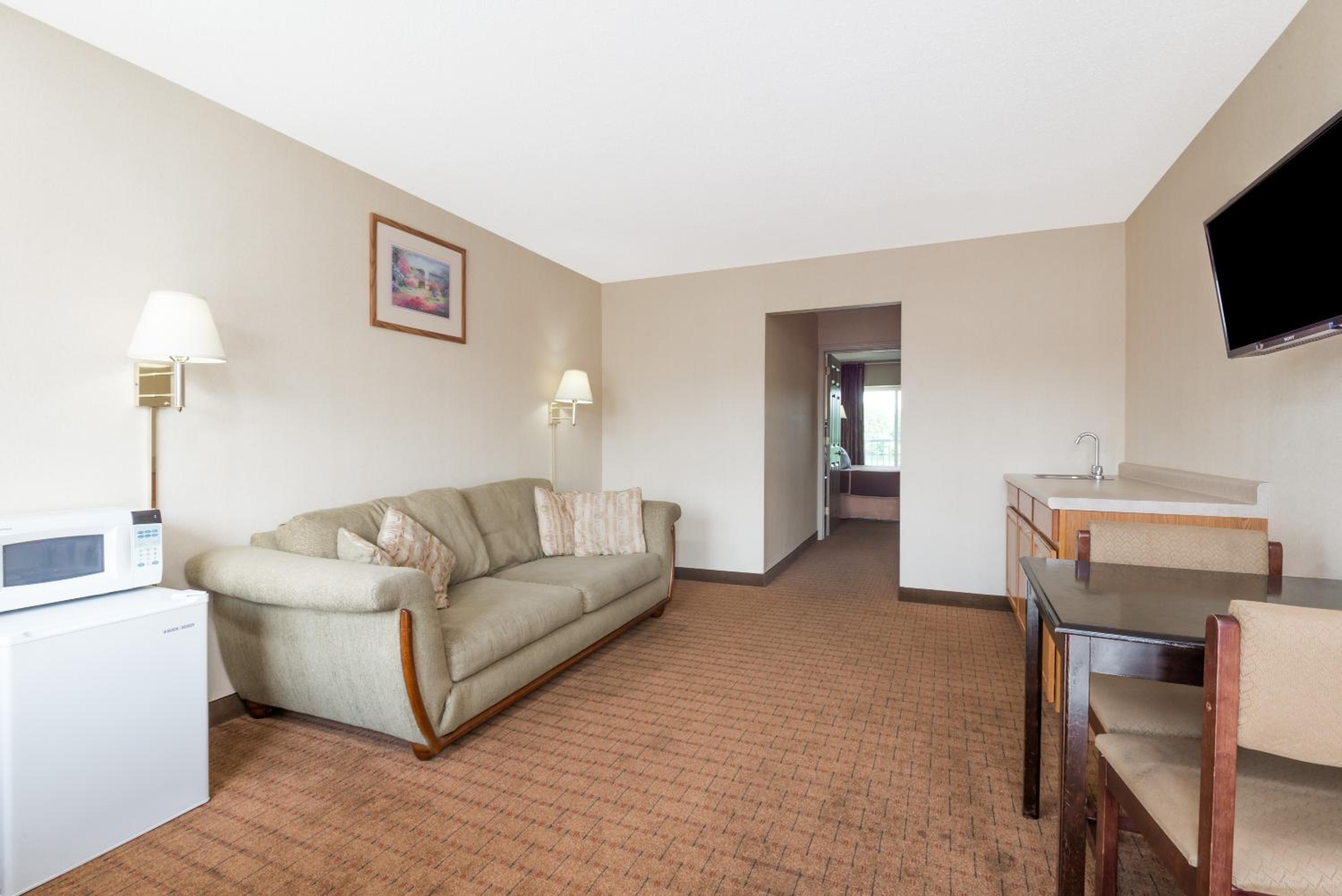 One-Bedroom King Suite - Non-Smoking photo 2
