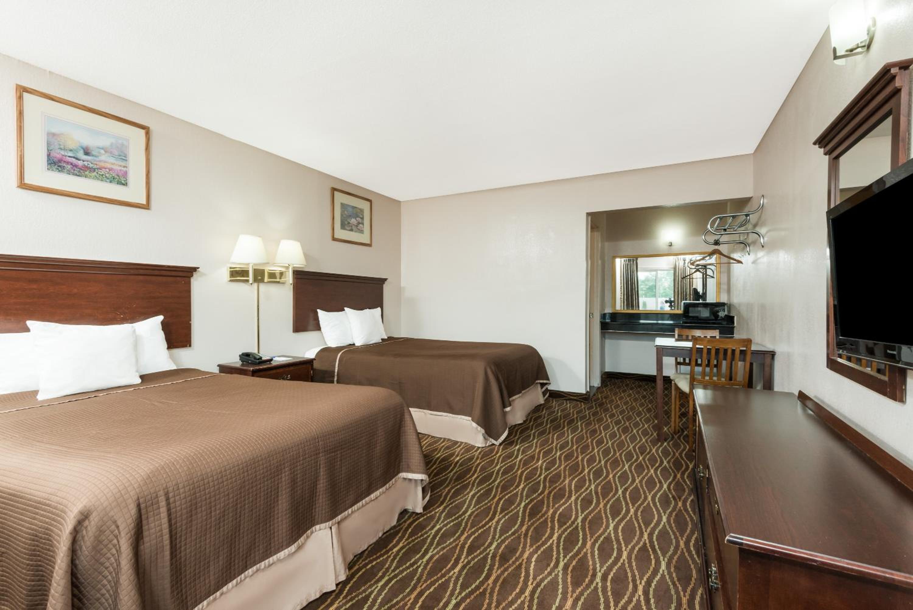 Double Room with Two Double Beds - Smoking - Photo 1