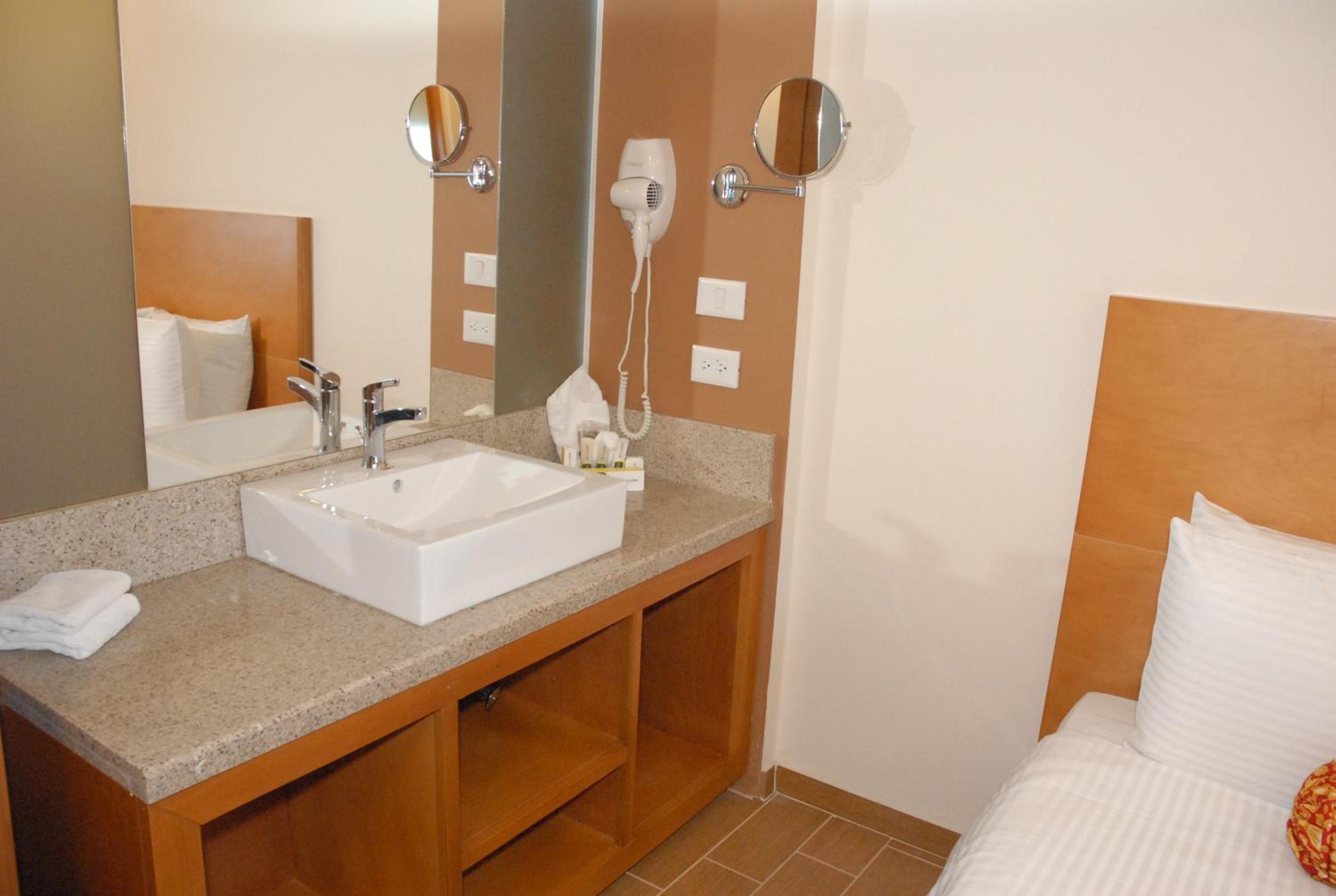 Executive Room - 2 Double Beds - Photo 2
