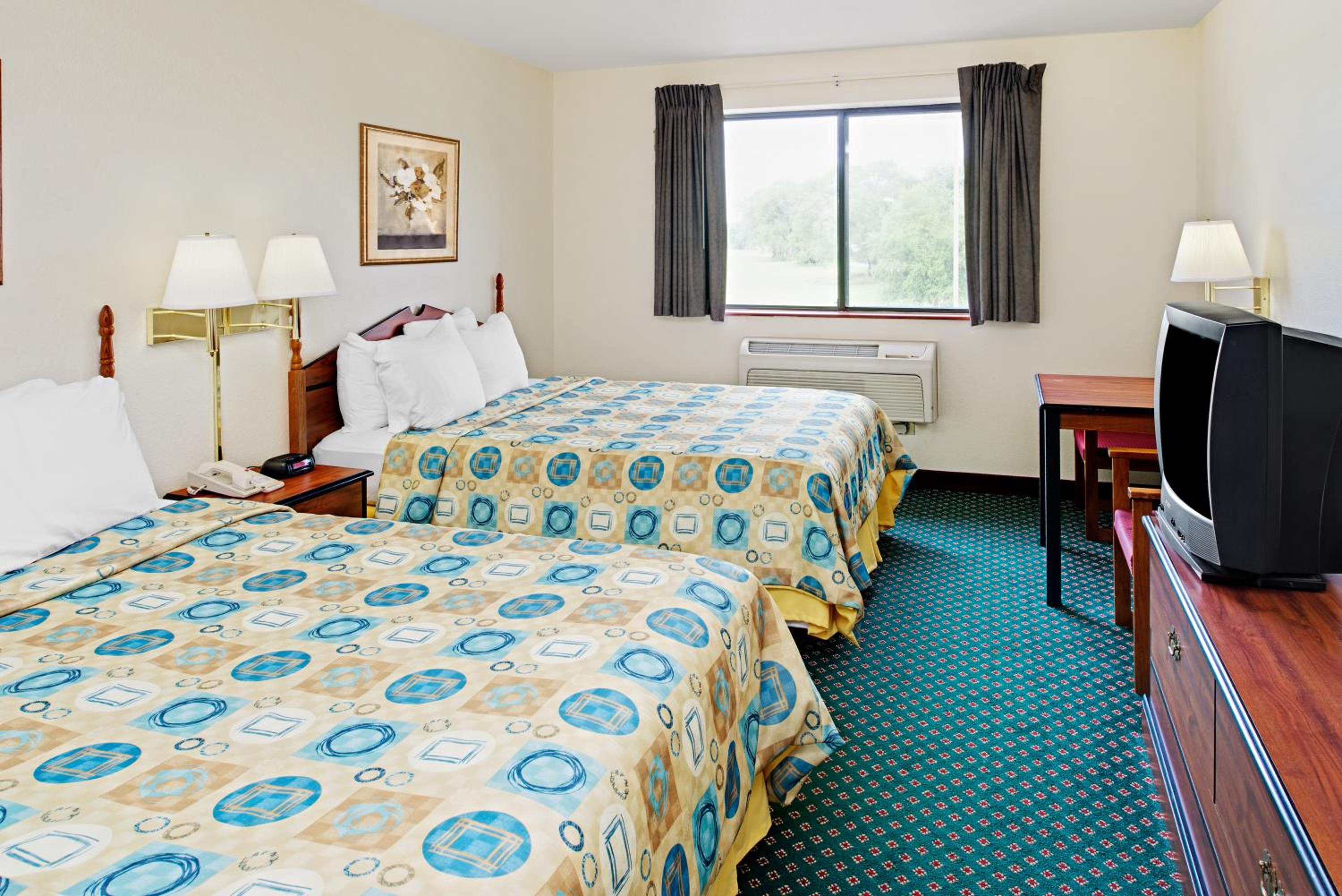 Queen Room With Two Queen Beds - Non-Smoking photo 2