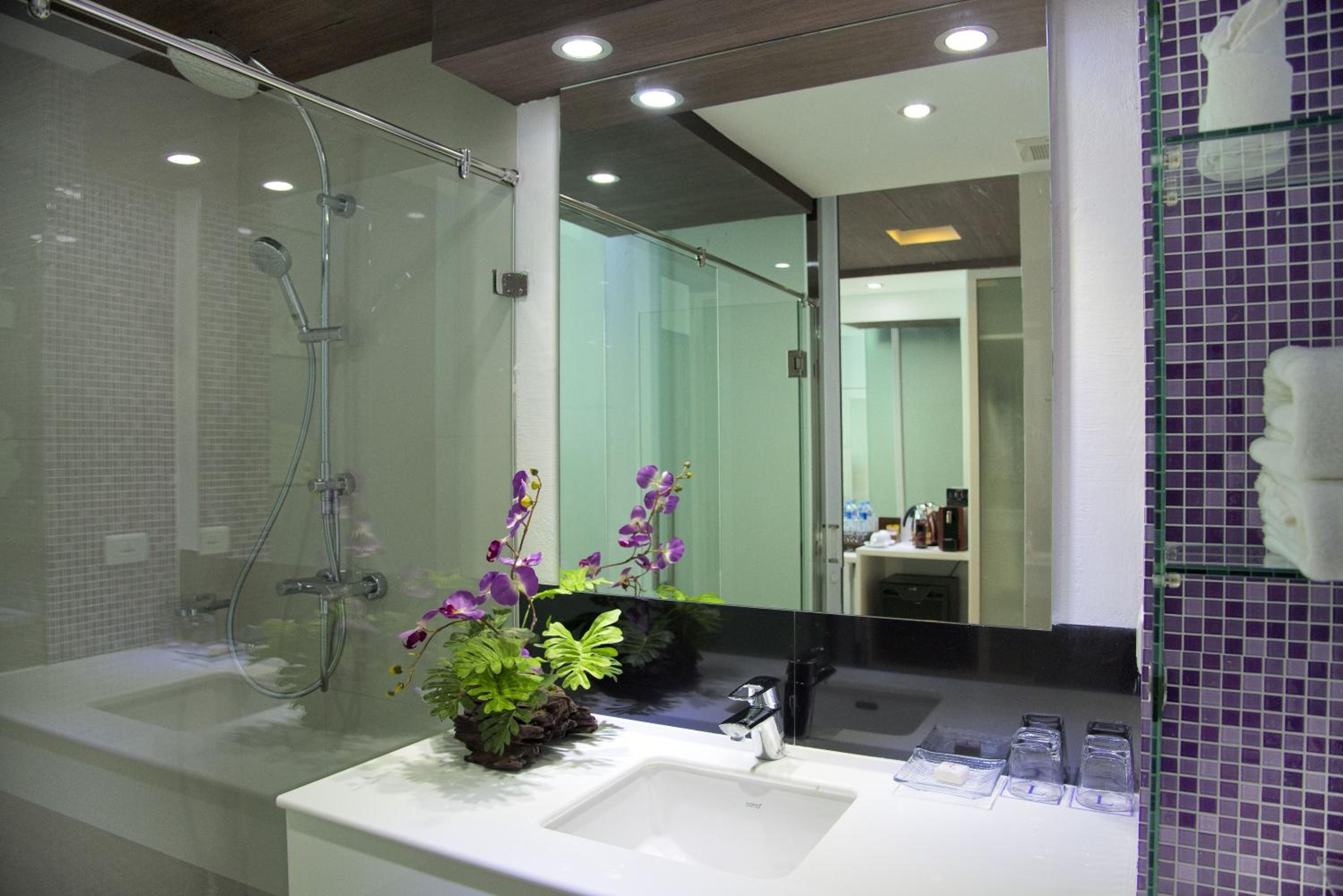 Deluxe Double Room with Pool Access - Photo 7