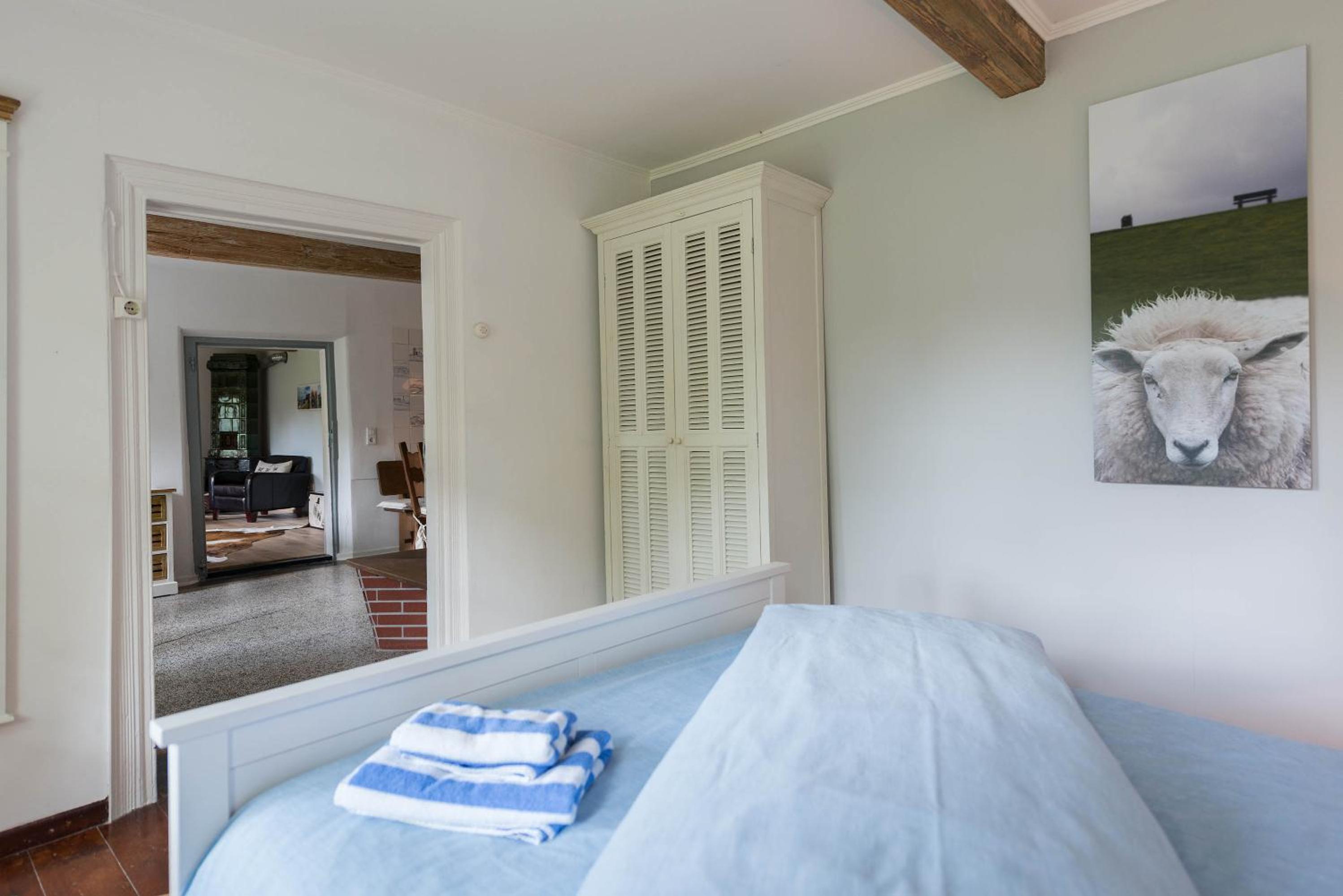 Superior One-Bedroom Apartment thumbnail 6
