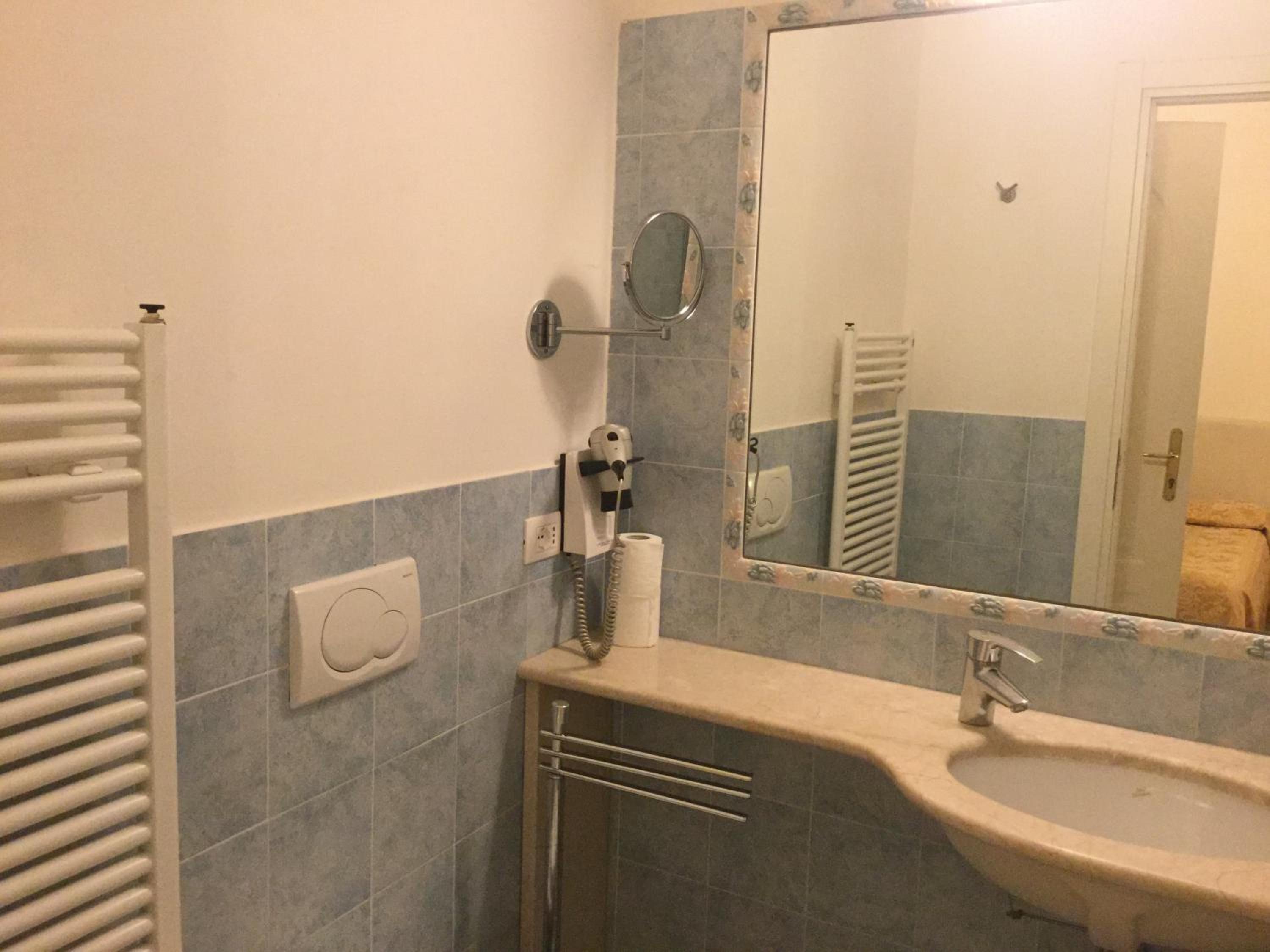 Quadruple Room - Photo 8
