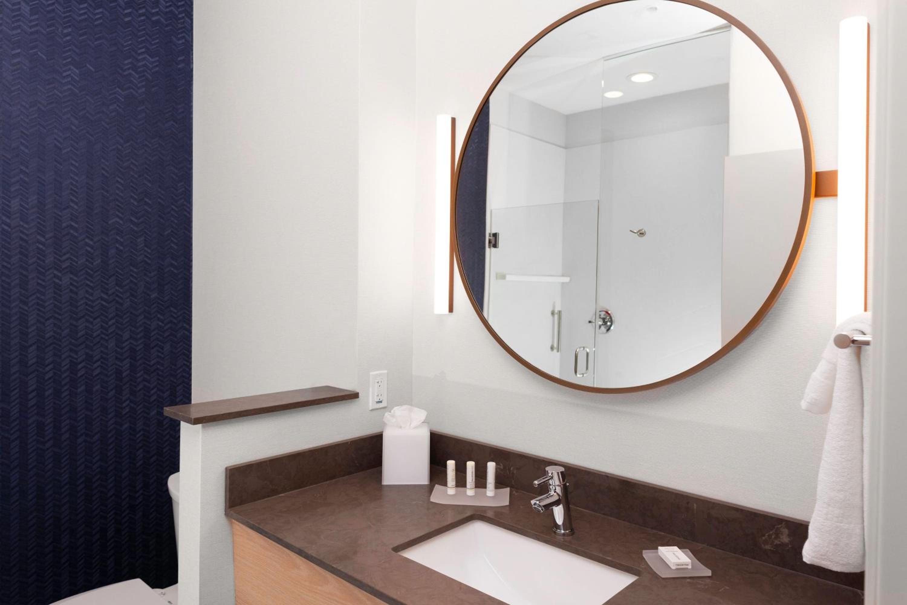King Guest Room with Tub and Balcony - Mobility Accessible - Ocean View
