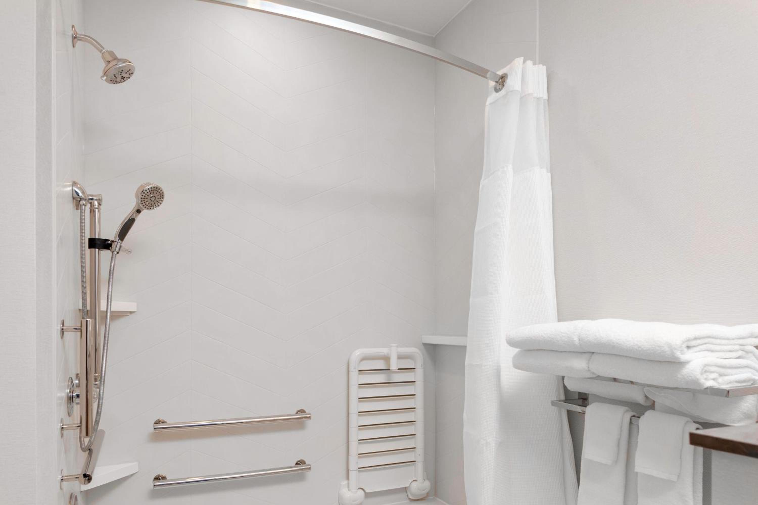 Ocean Front King Guest Room with Tub - Mobility Accessible photo 2