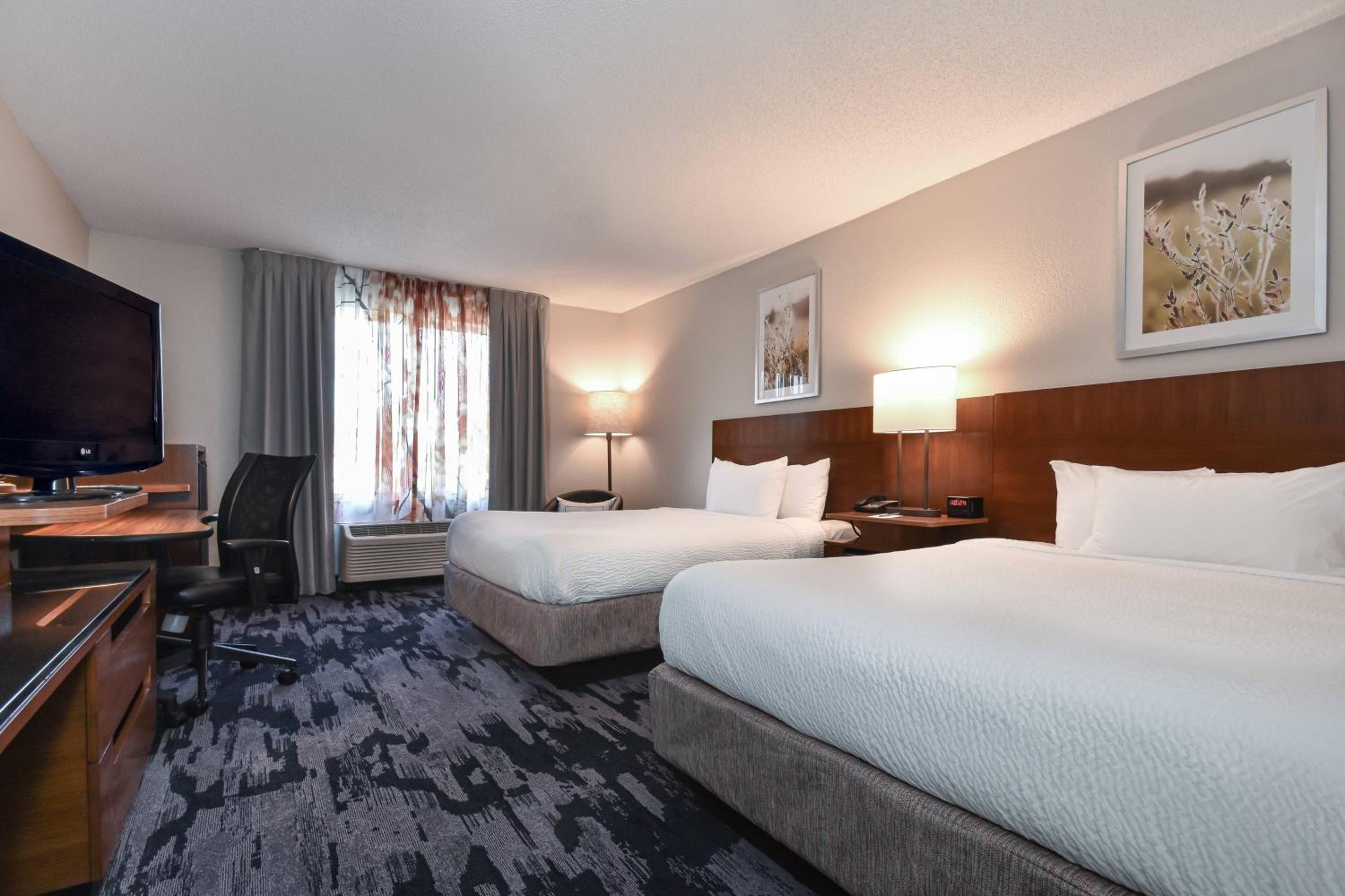 Queen Room with Two Queen Beds photo 1