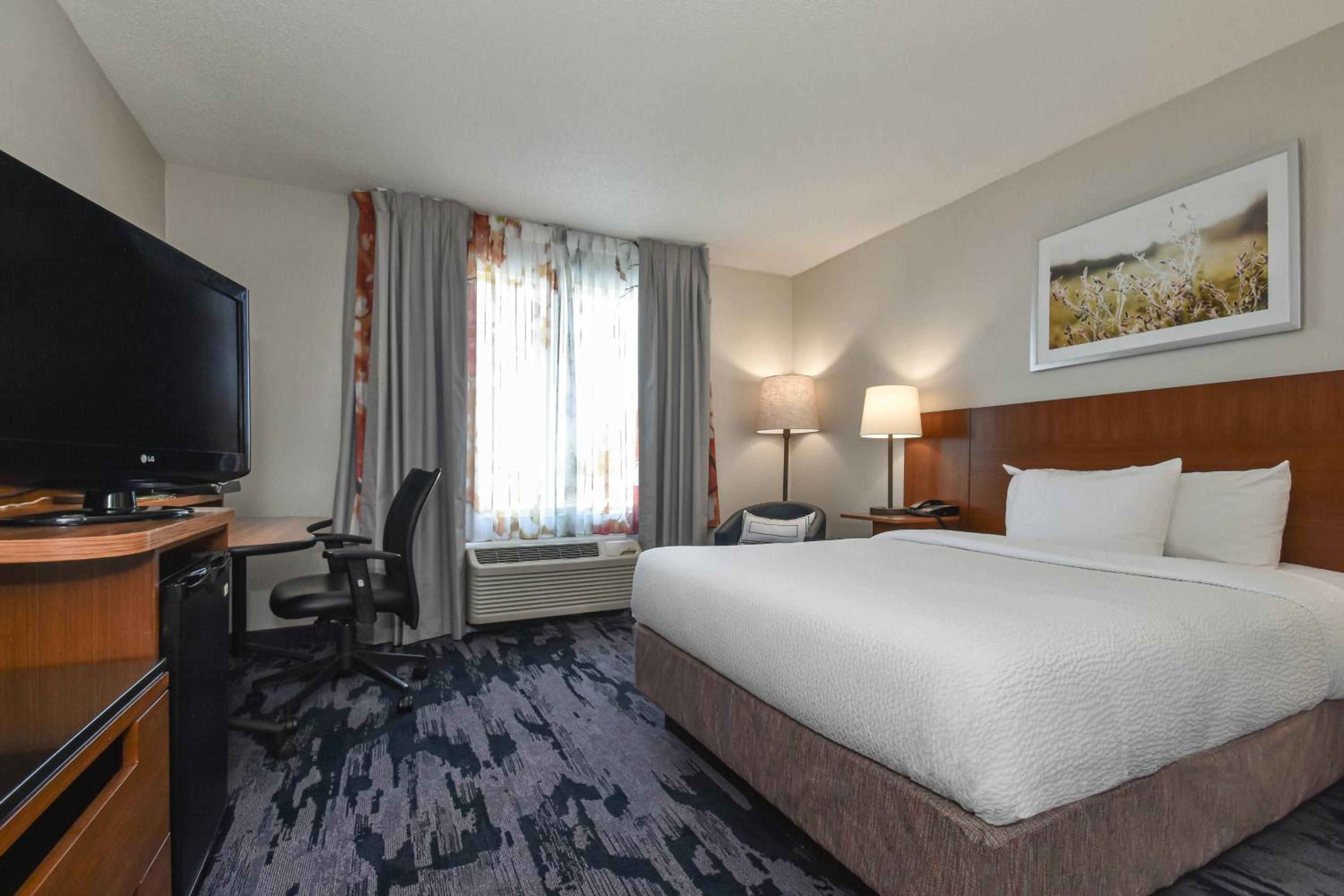 King Room with Bathtub - Mobility Access/Hearing Accessible - Photo 4