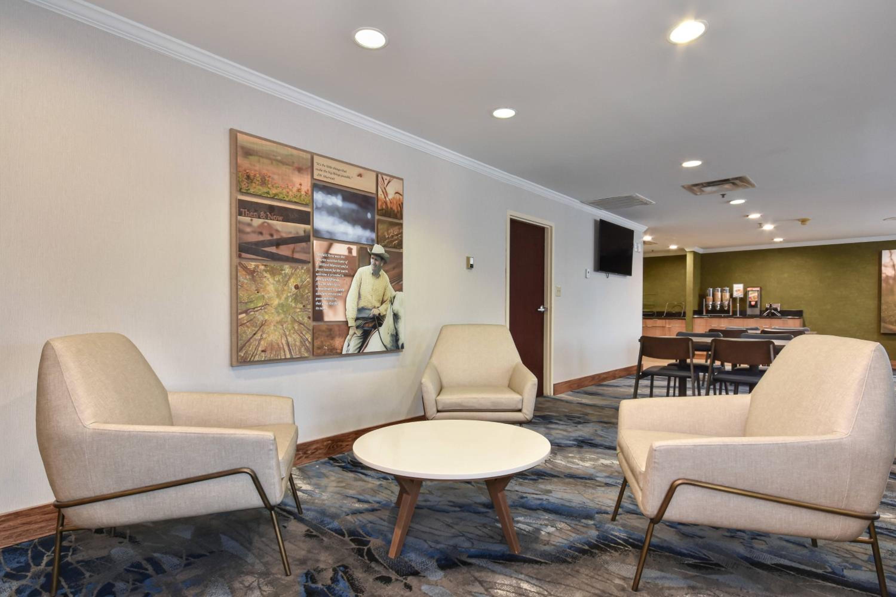 King Room with Roll-in Shower - Mobility and Hearing Accessible photo 2