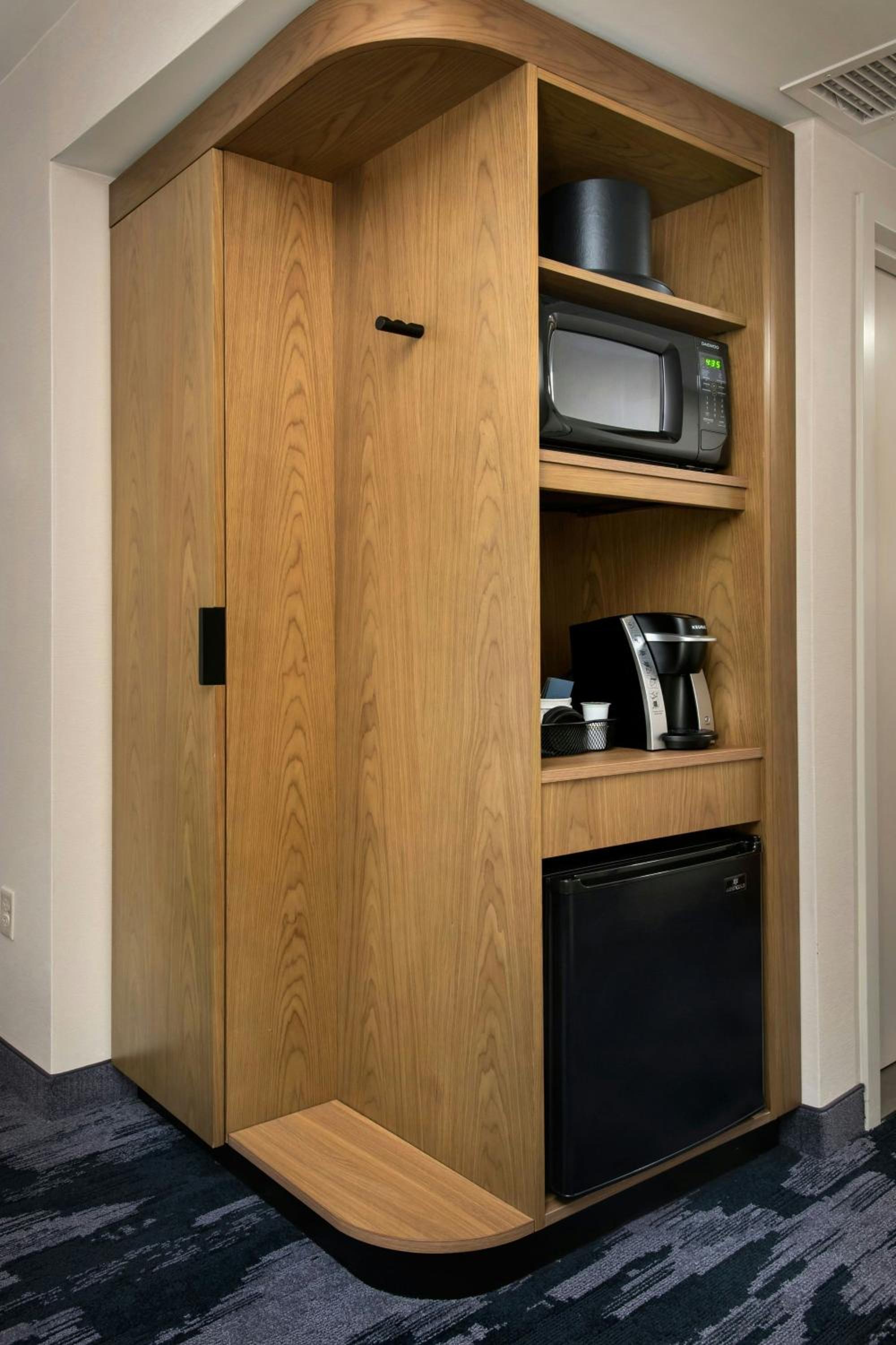 Queen Studio with Sofa Bed and Adapted Tub - Mobility and Hearing Accessible