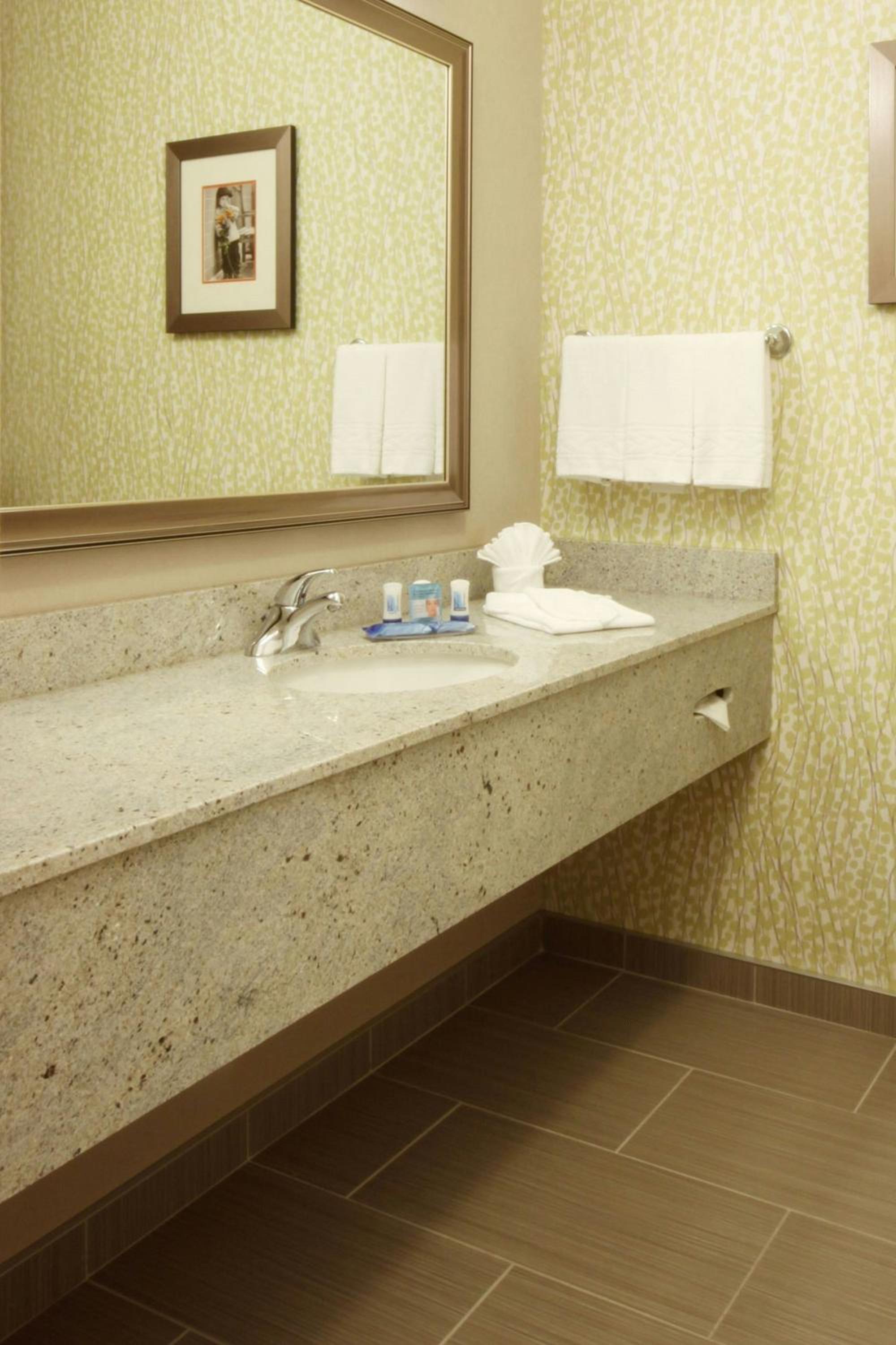 Queen Room with Two Queen Beds and Adapted Tub - Mobility and Hearing Accessible - Photo 7