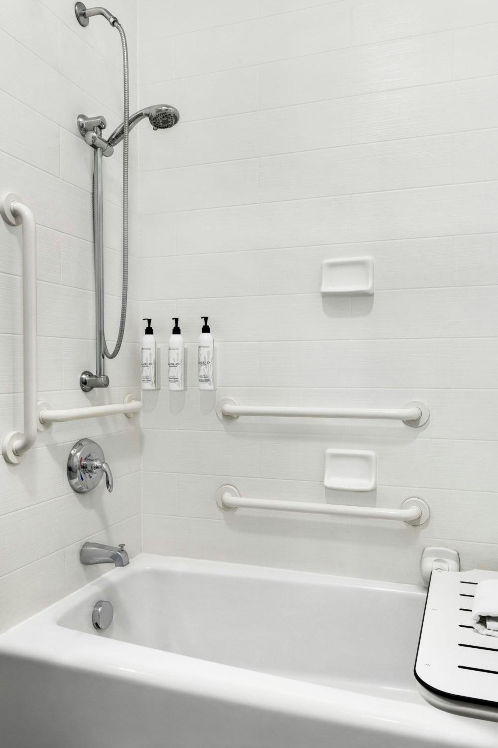 Queen Room with Two Queen Beds and Adapted Tub - Mobility and Hearing Accessible - Photo 9