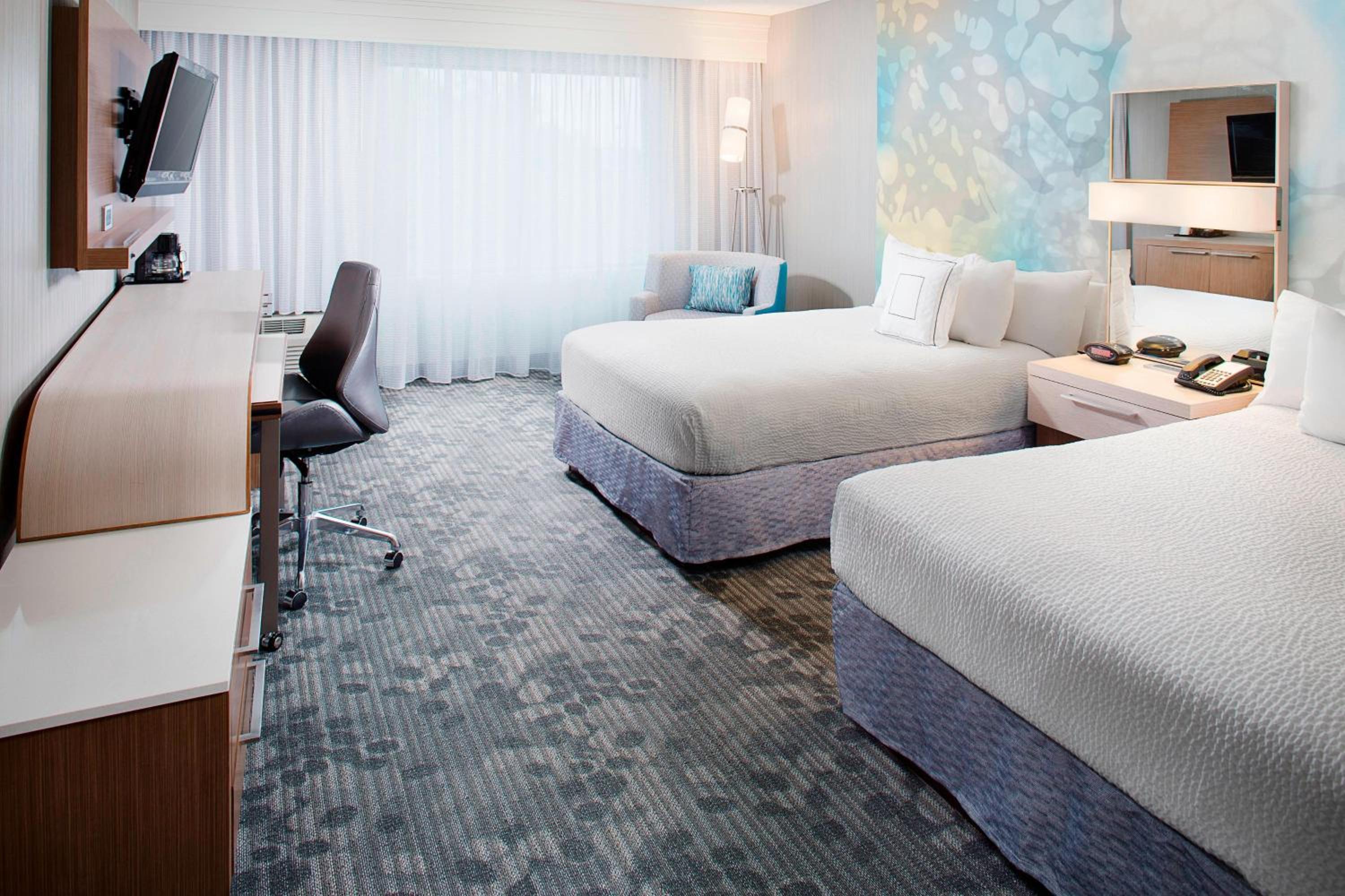 Queen Room with Two Queen Beds and Adapted Tub - Mobility Accessible - Photo 1