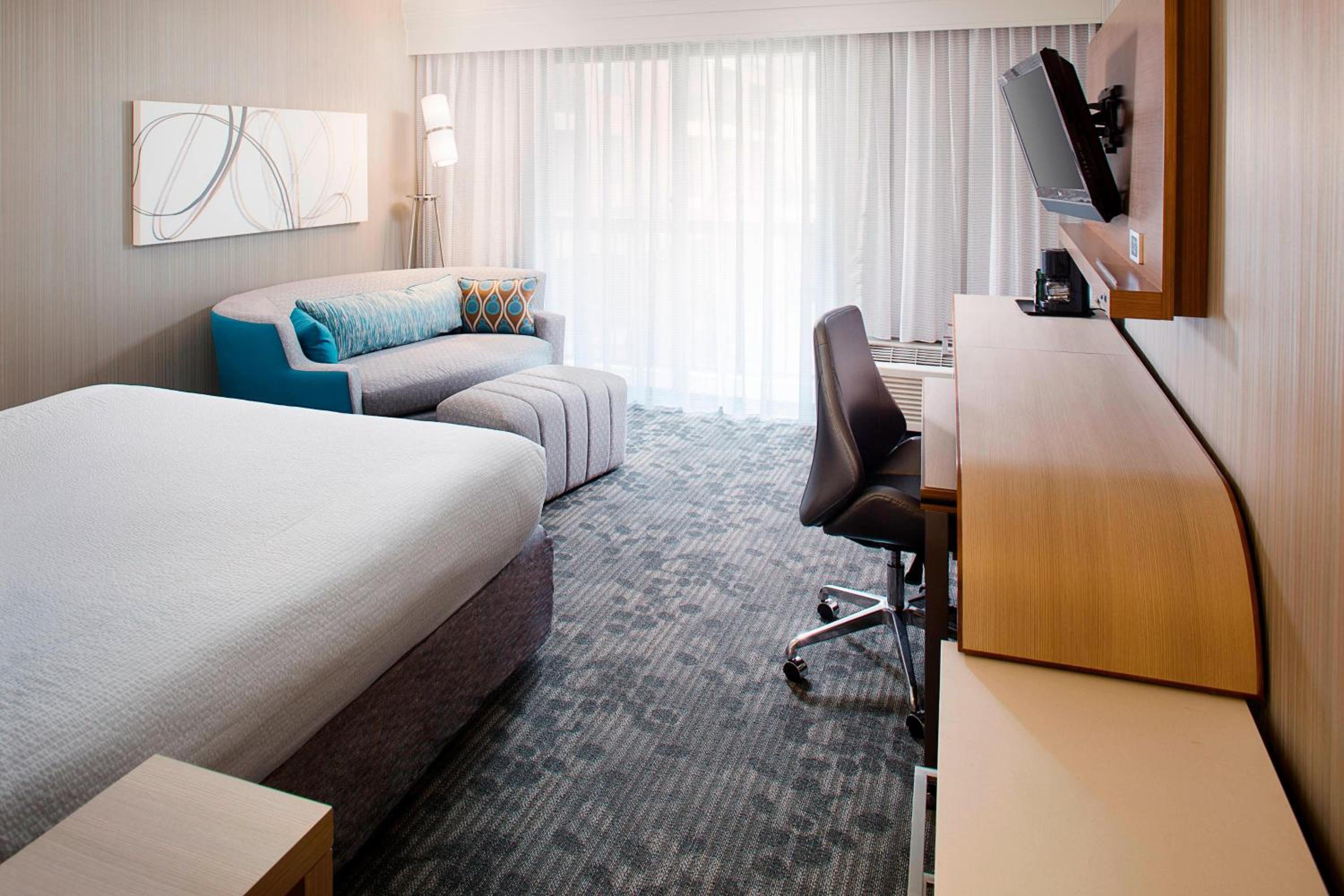 King Room with Adapted Tub - Mobility Accessible - Photo 1