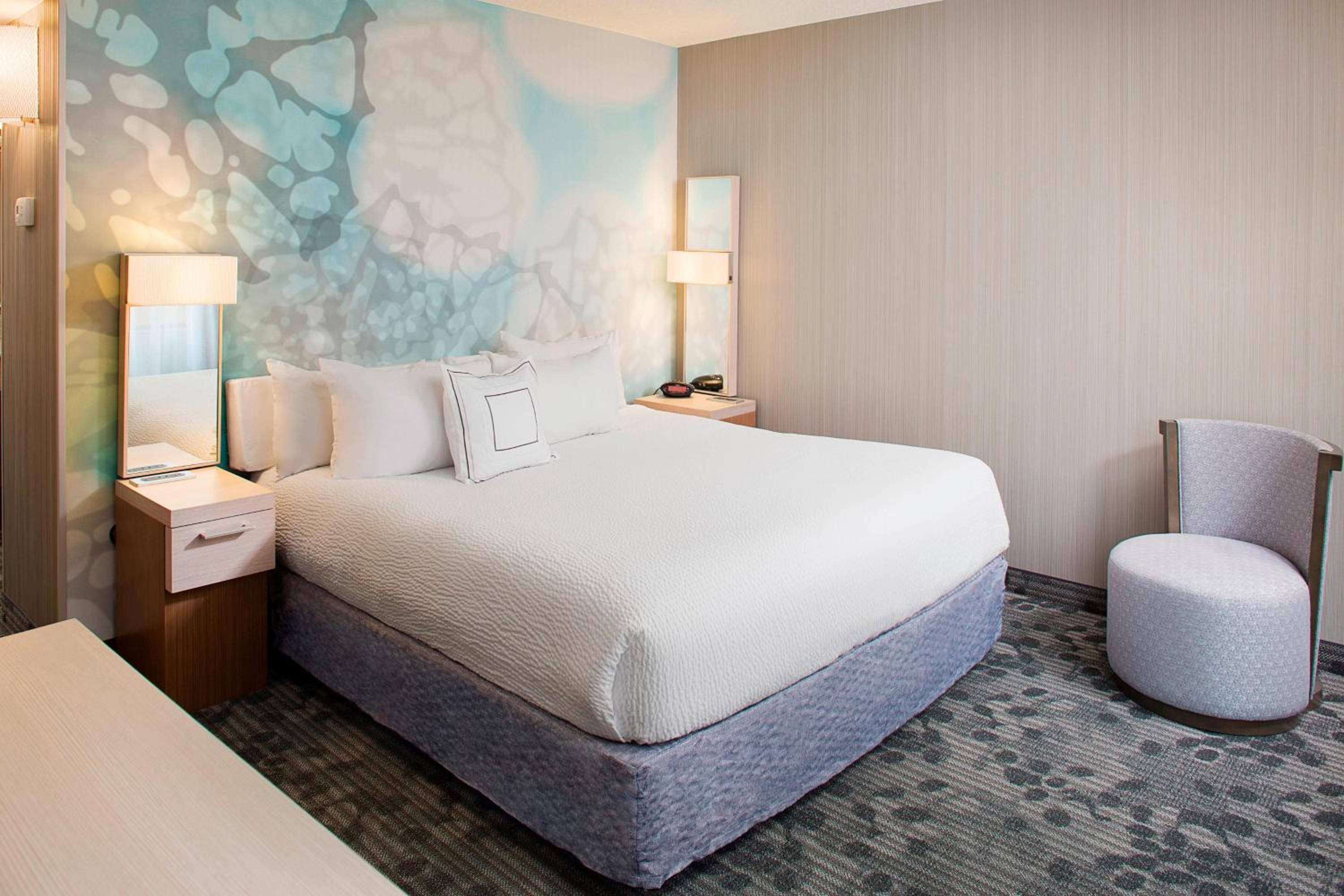One-Bedroom King Suite with Sofa Bed - Hearing Accessible - Photo 3